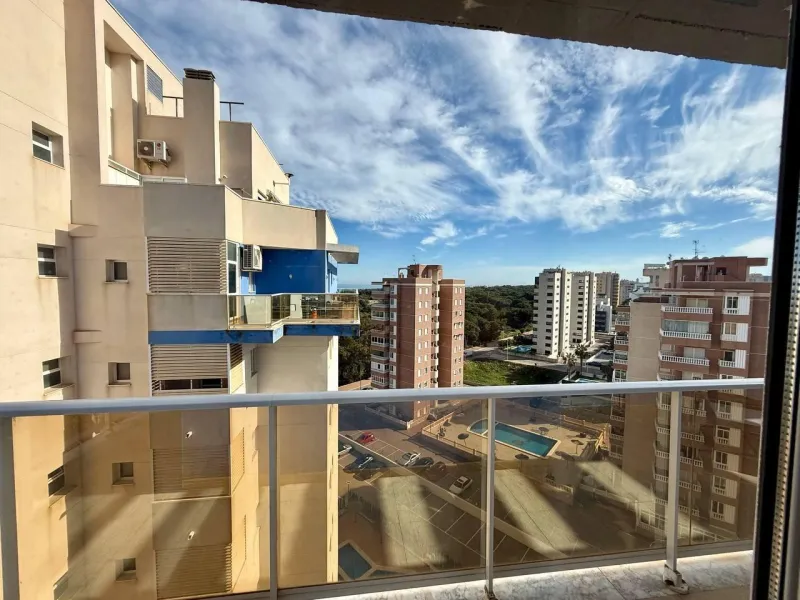 Renovated penthouse with sea views, 3 bedrooms, 2 bathrooms, parking and pool