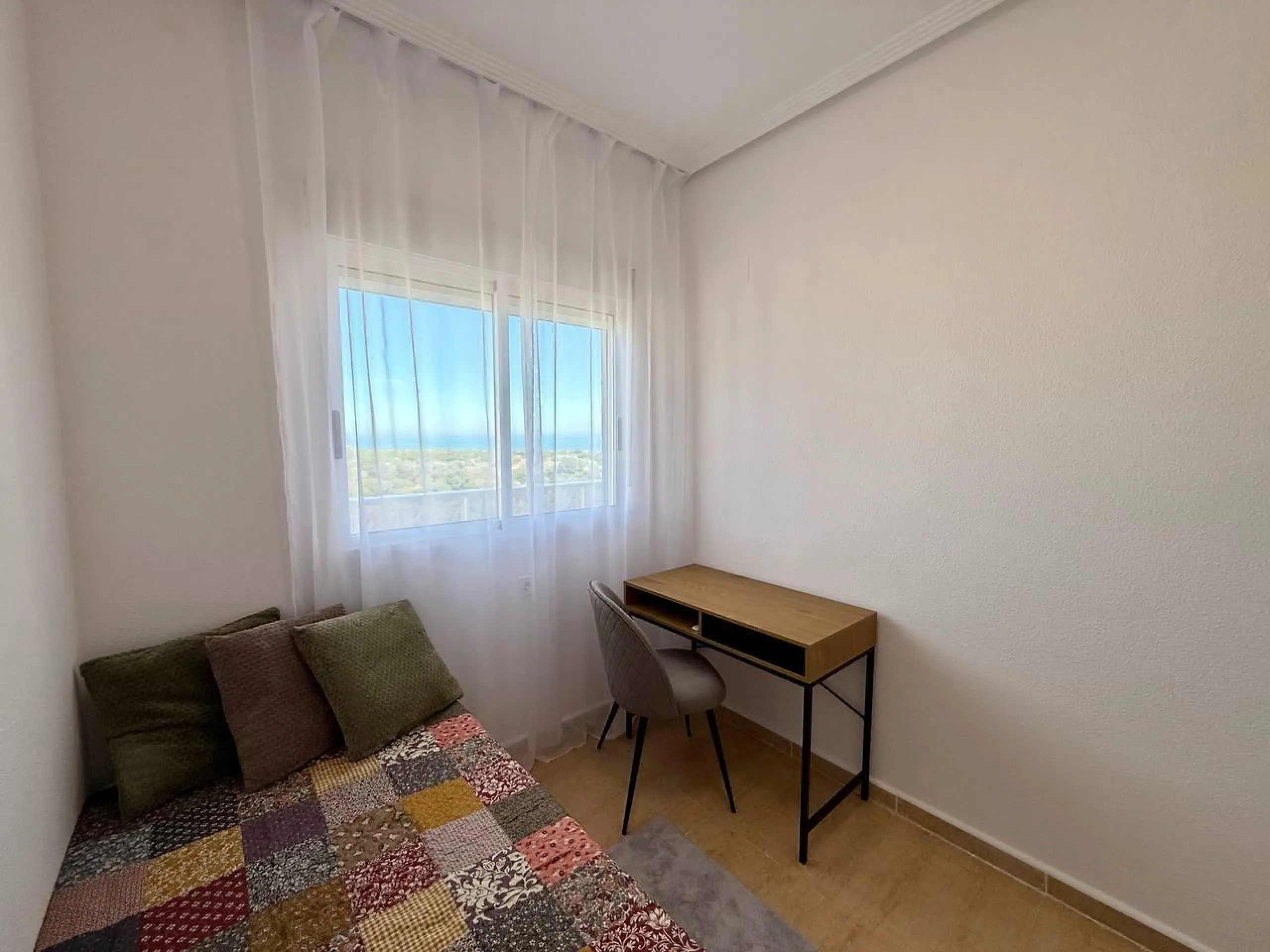 Renovated penthouse with sea views, 3 bedrooms, 2 bathrooms, parking and pool