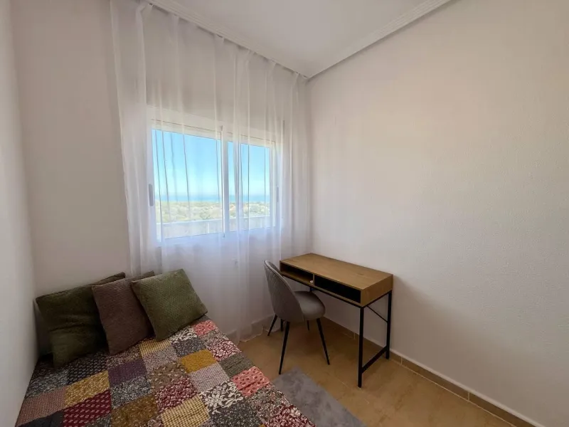 Renovated penthouse with sea views, 3 bedrooms, 2 bathrooms, parking and pool