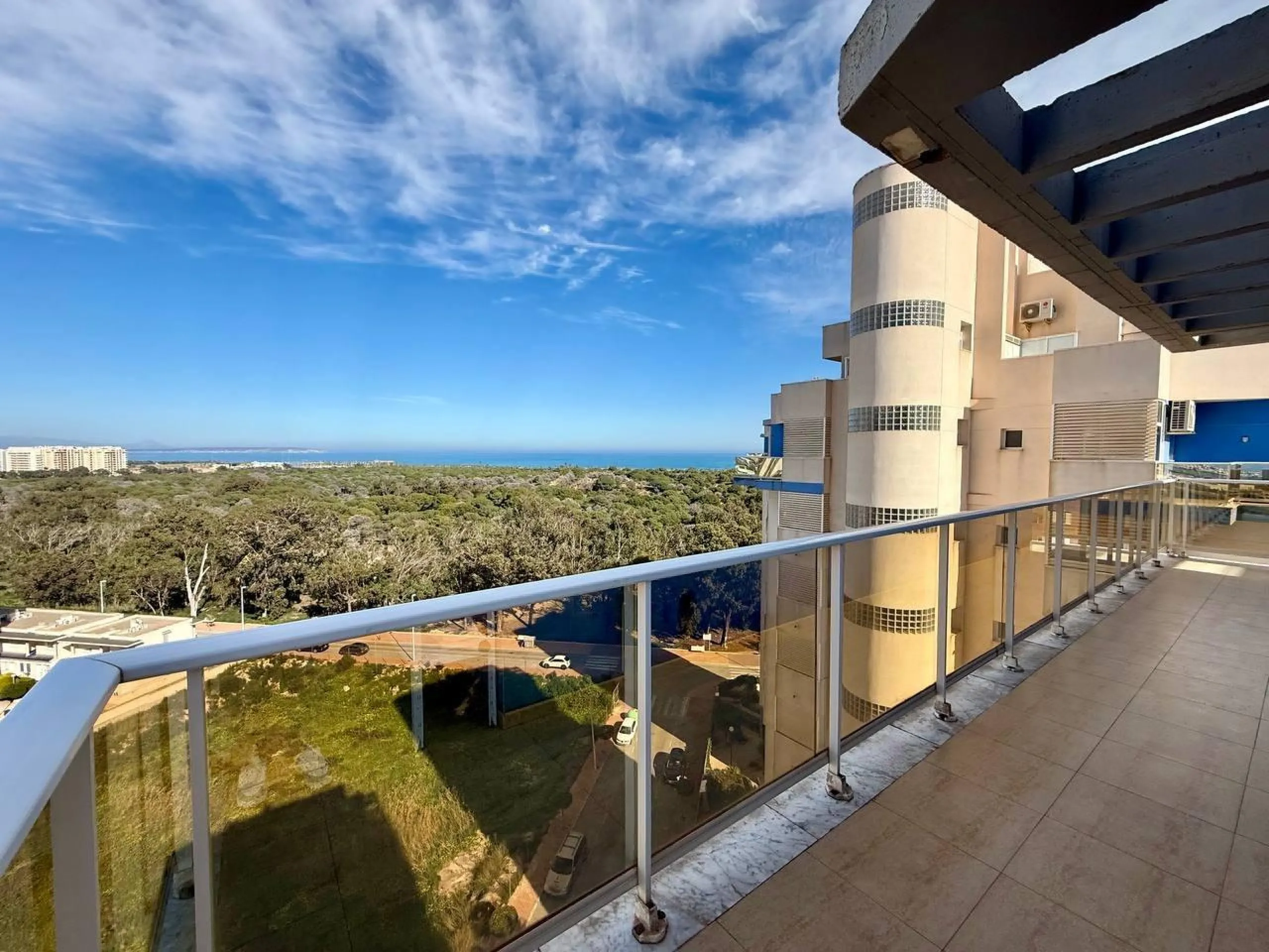 Renovated penthouse with sea views, 3 bedrooms, 2 bathrooms, parking and pool