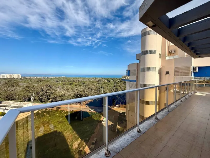 Renovated penthouse with sea views, 3 bedrooms, 2 bathrooms, parking and pool