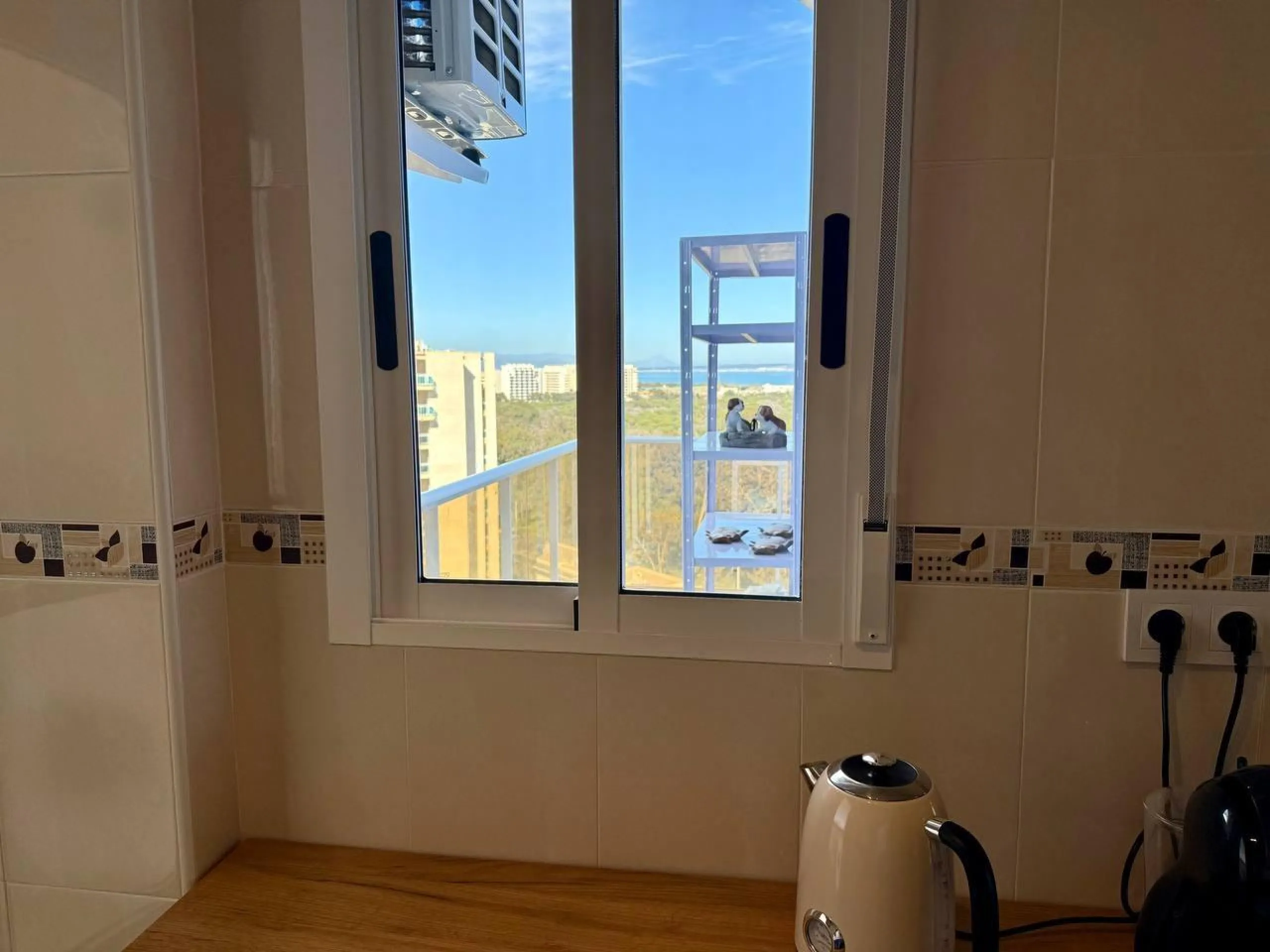 Renovated penthouse with sea views, 3 bedrooms, 2 bathrooms, parking and pool