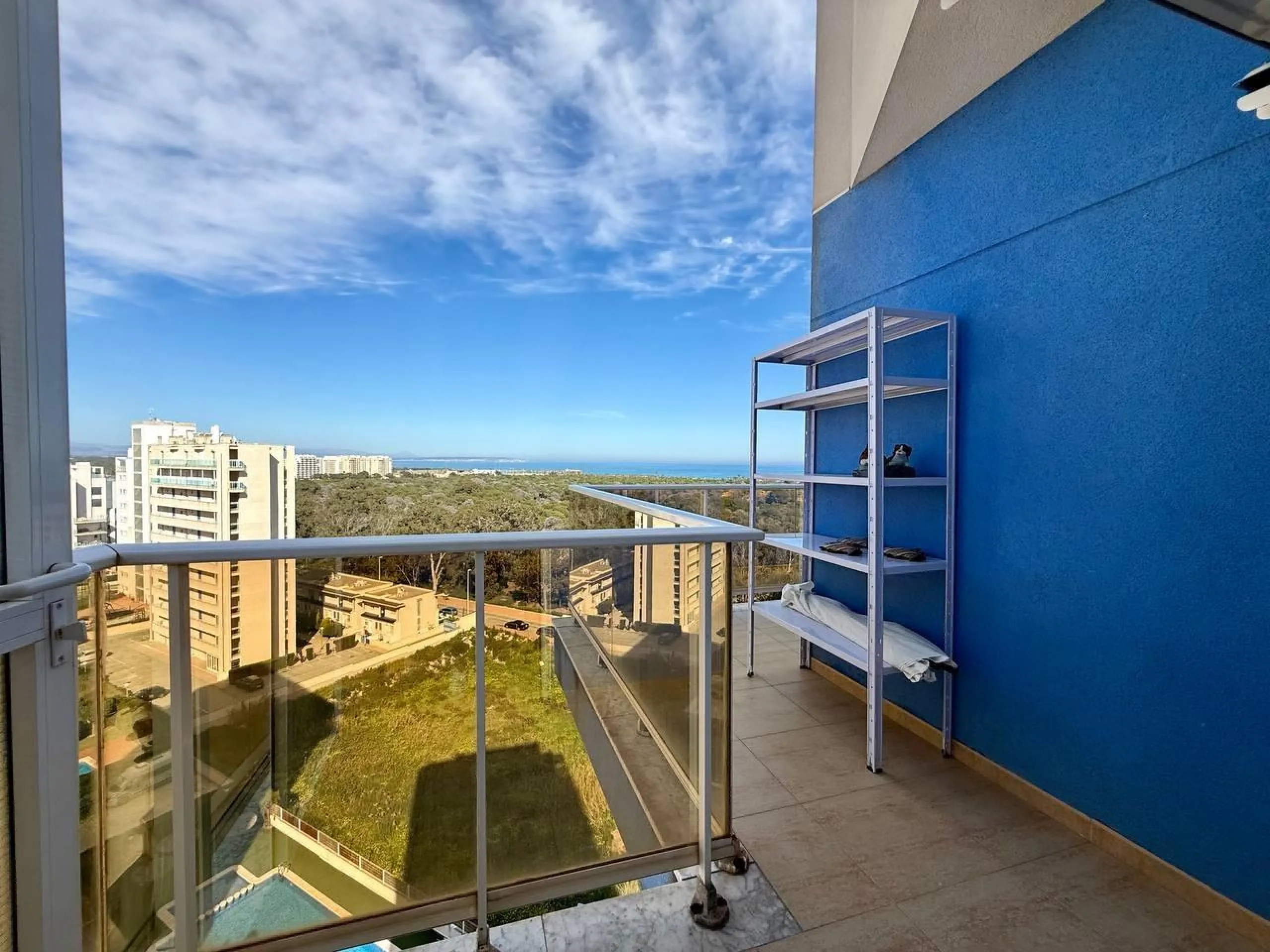 Renovated penthouse with sea views, 3 bedrooms, 2 bathrooms, parking and pool