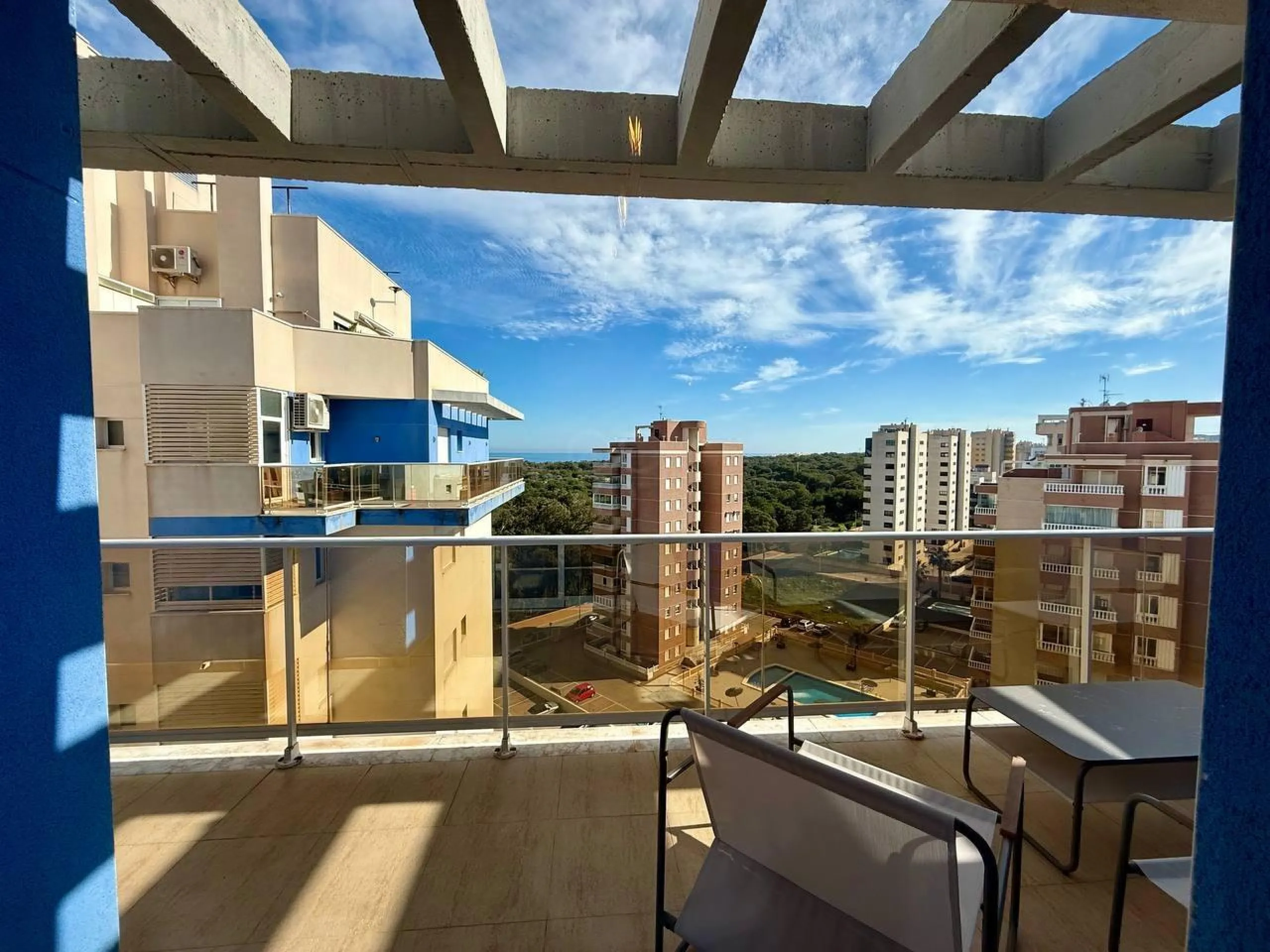 Renovated penthouse with sea views, 3 bedrooms, 2 bathrooms, parking and pool