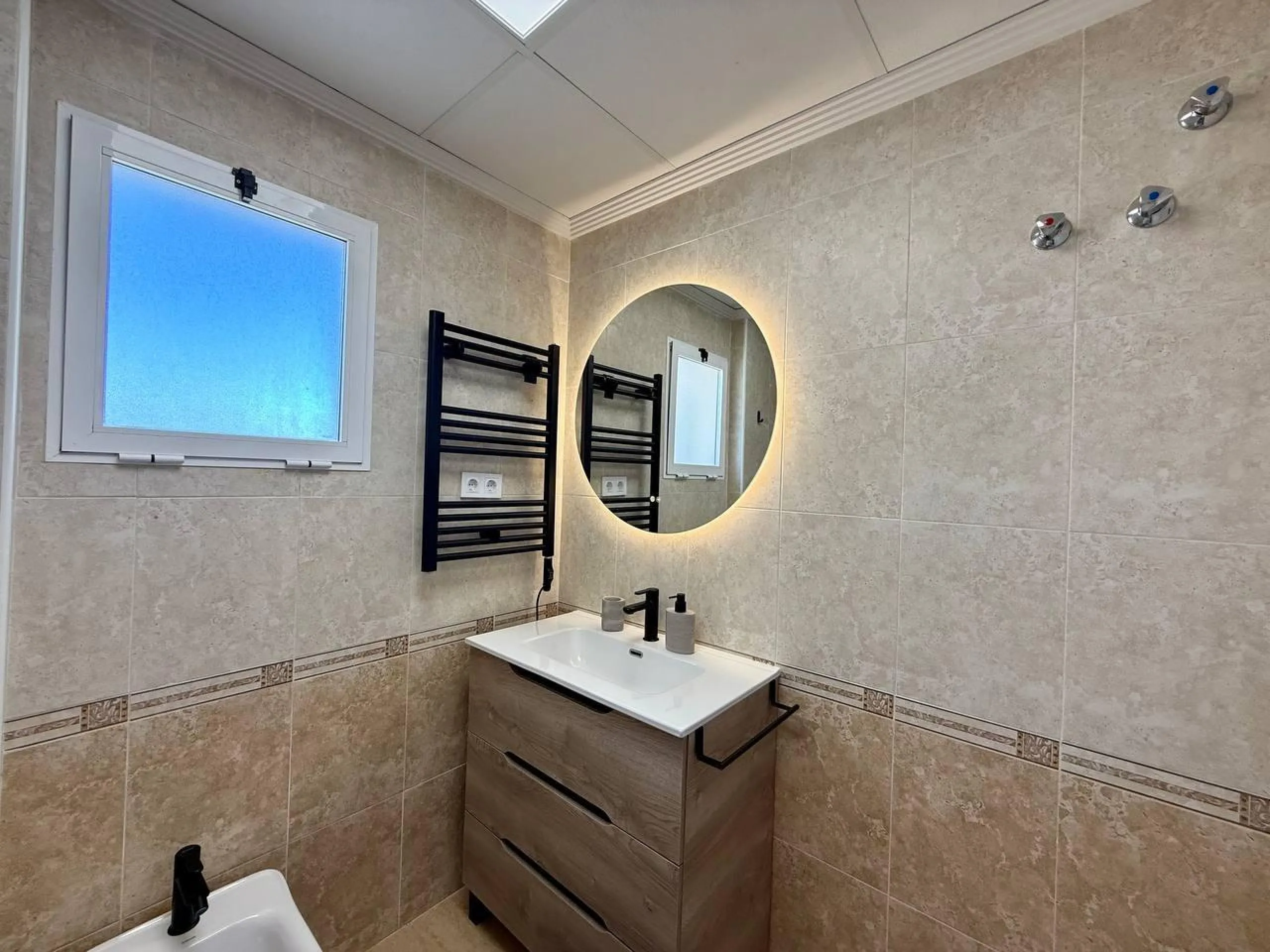 Renovated penthouse with sea views, 3 bedrooms, 2 bathrooms, parking and pool