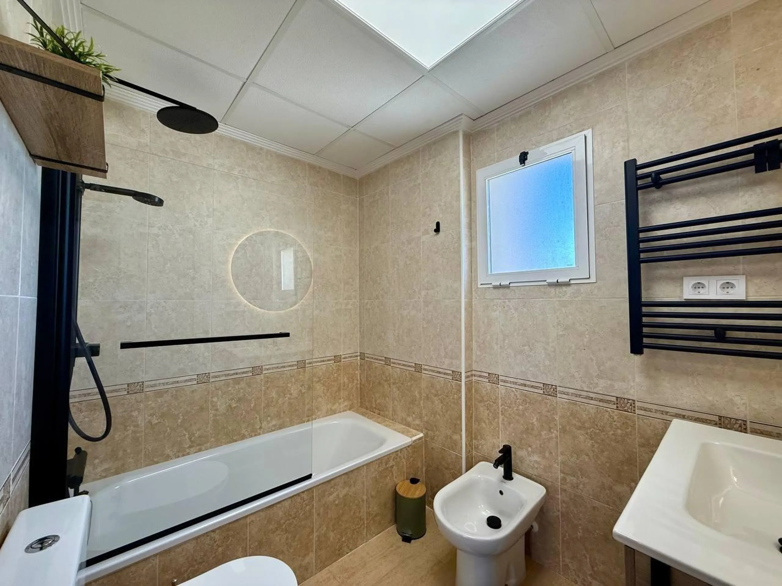 Renovated penthouse with sea views, 3 bedrooms, 2 bathrooms, parking and pool