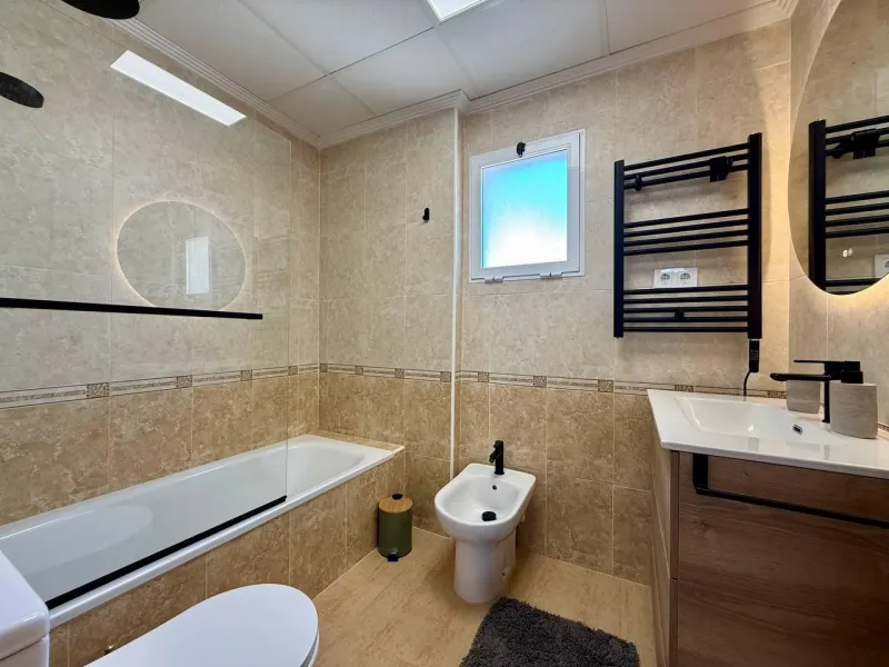 Renovated penthouse with sea views, 3 bedrooms, 2 bathrooms, parking and pool