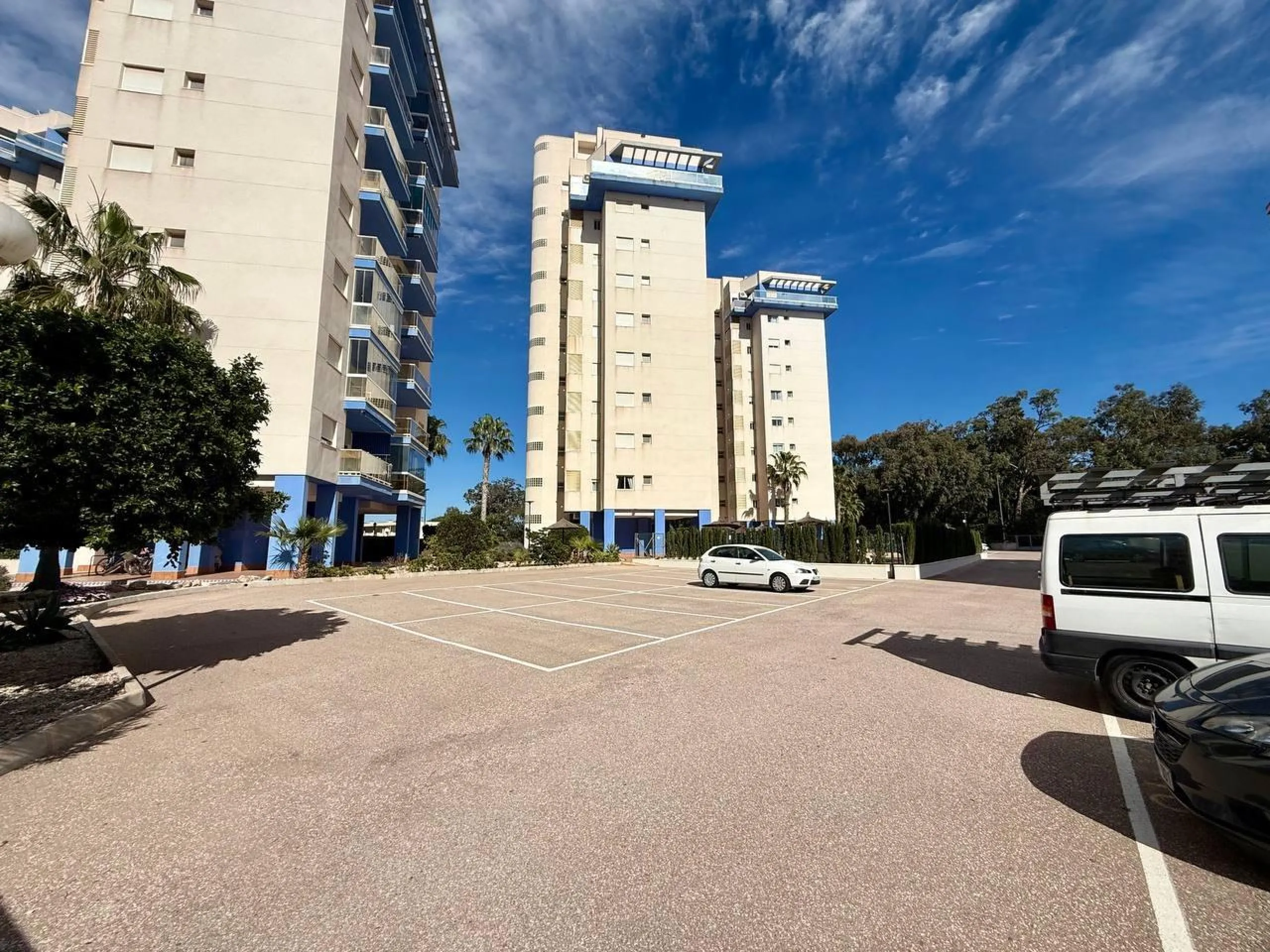 Renovated penthouse with sea views, 3 bedrooms, 2 bathrooms, parking and pool