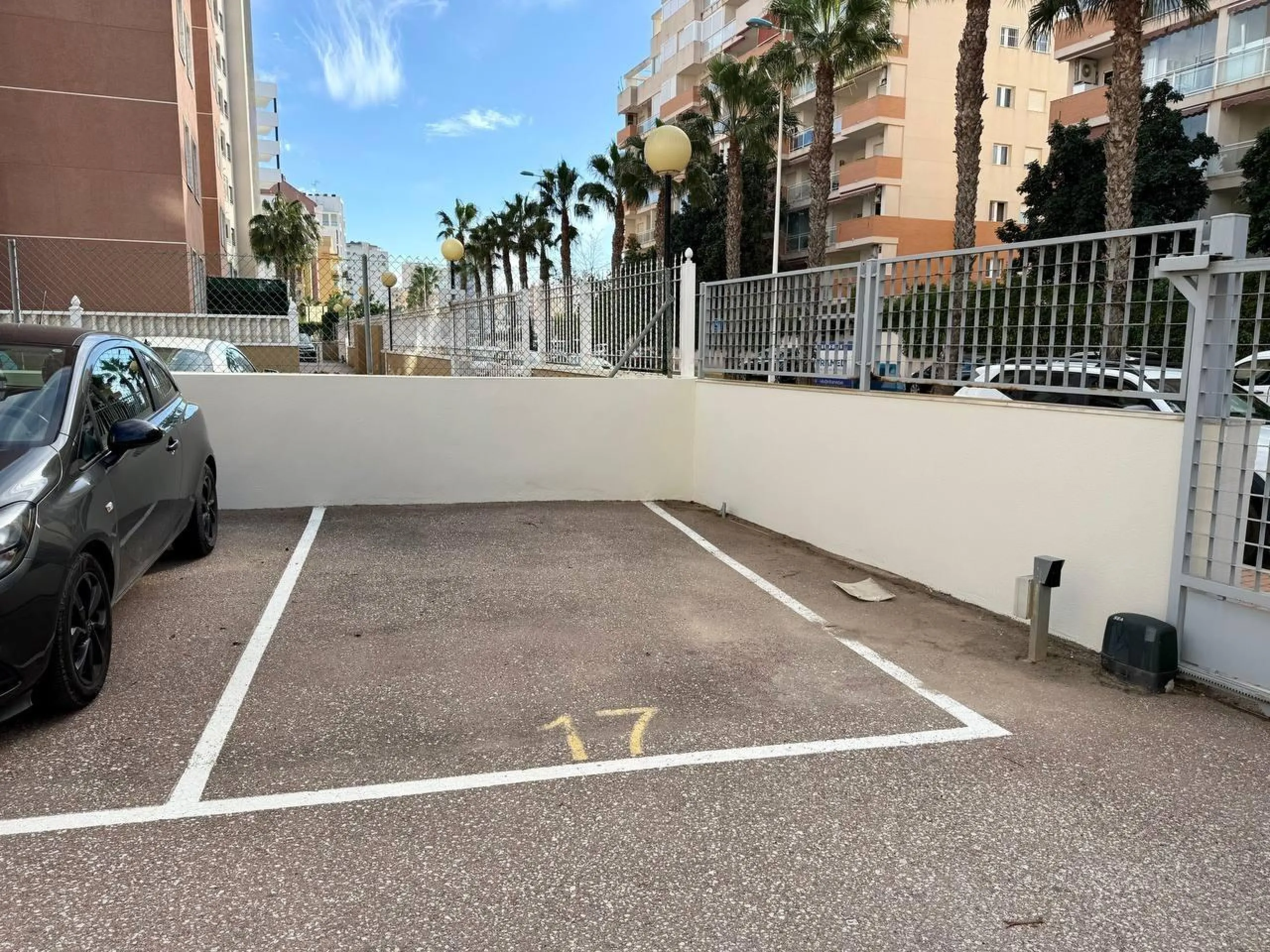 Renovated penthouse with sea views, 3 bedrooms, 2 bathrooms, parking and pool