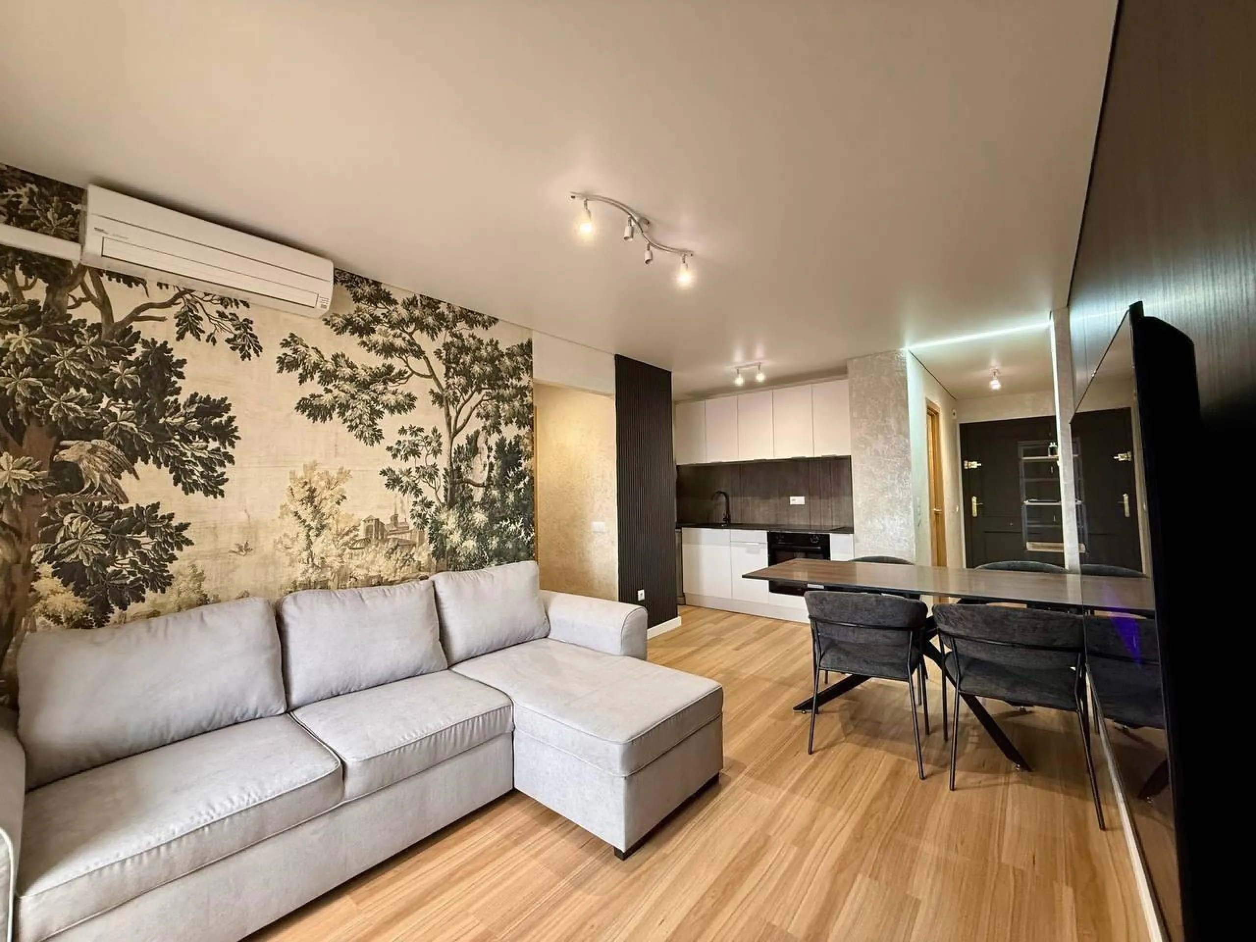 Exclusive Renovated Apartment with 2 Bedrooms, 1 Bathroom, and Pool, 250 m. from the Beach
