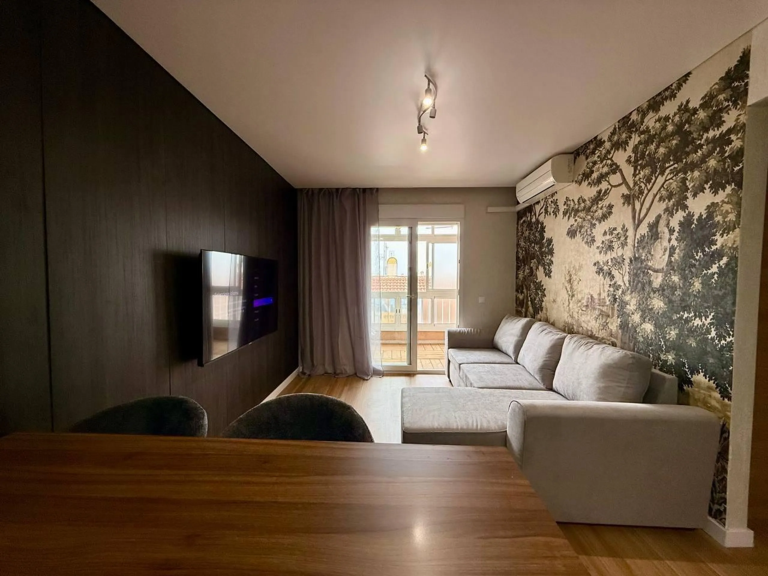 Exclusive Renovated Apartment with 2 Bedrooms, 1 Bathroom, and Pool, 250 m. from the Beach