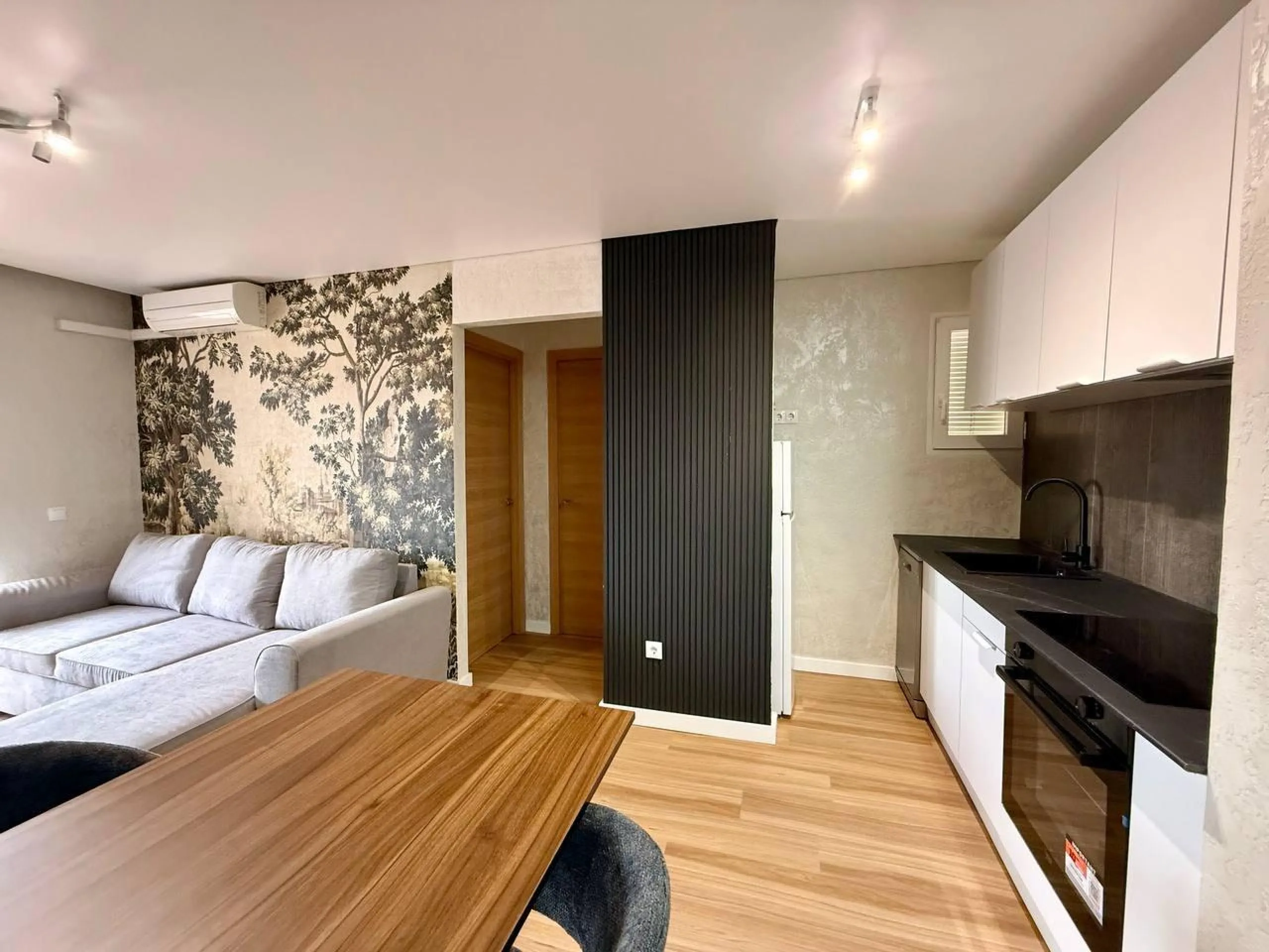 Exclusive Renovated Apartment with 2 Bedrooms, 1 Bathroom, and Pool, 250 m. from the Beach