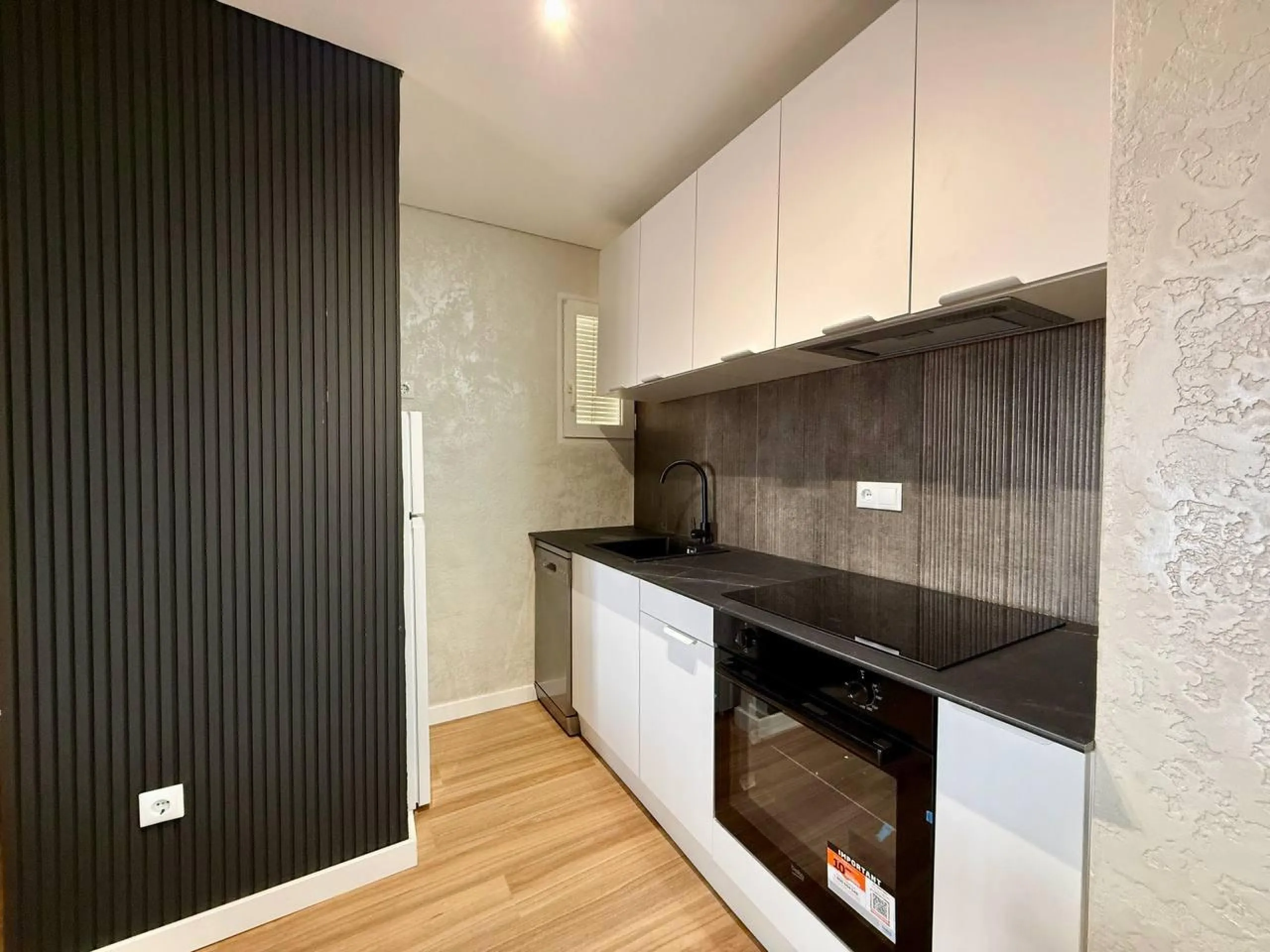 Exclusive Renovated Apartment with 2 Bedrooms, 1 Bathroom, and Pool, 250 m. from the Beach