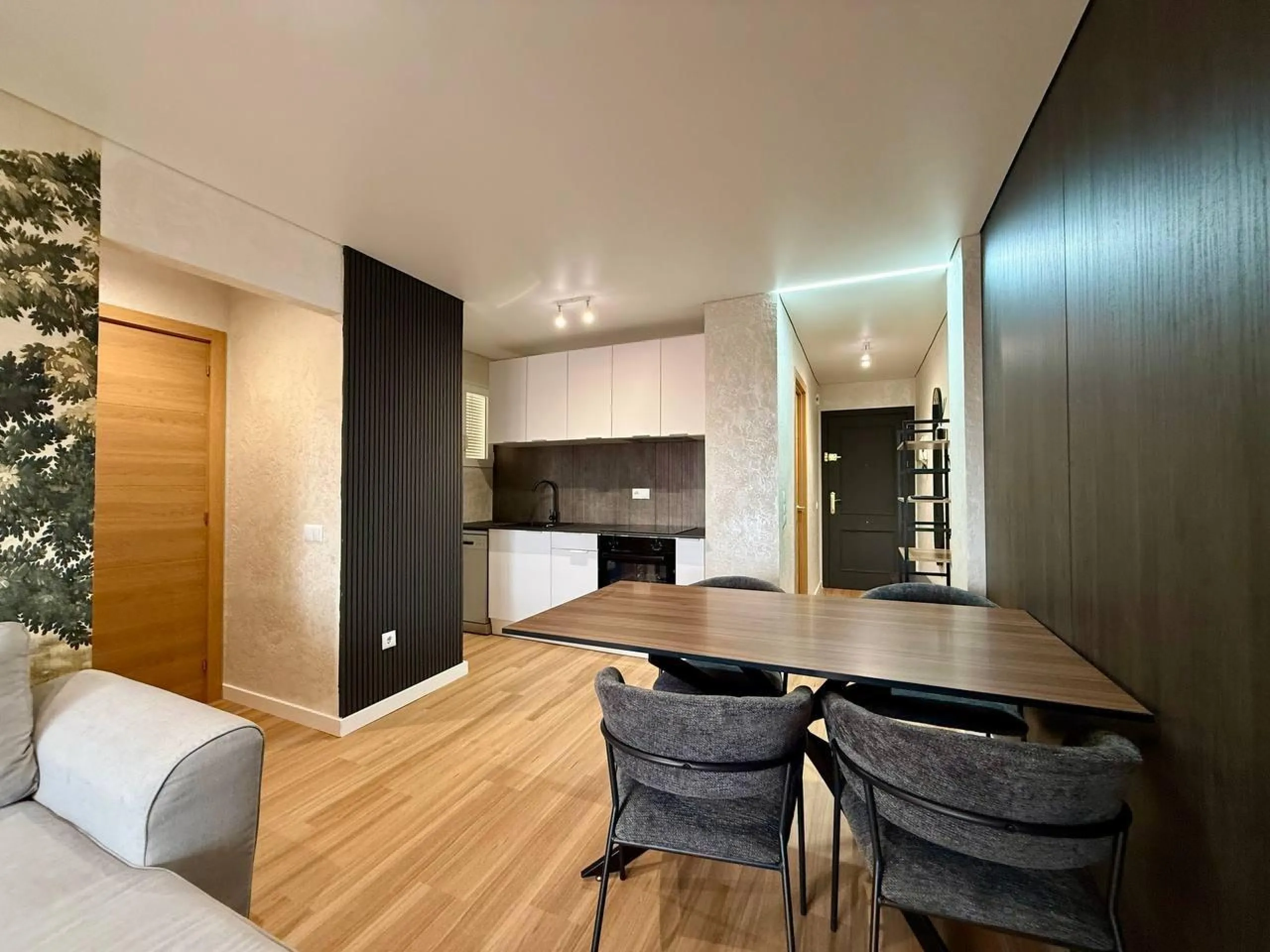 Exclusive Renovated Apartment with 2 Bedrooms, 1 Bathroom, and Pool, 250 m. from the Beach