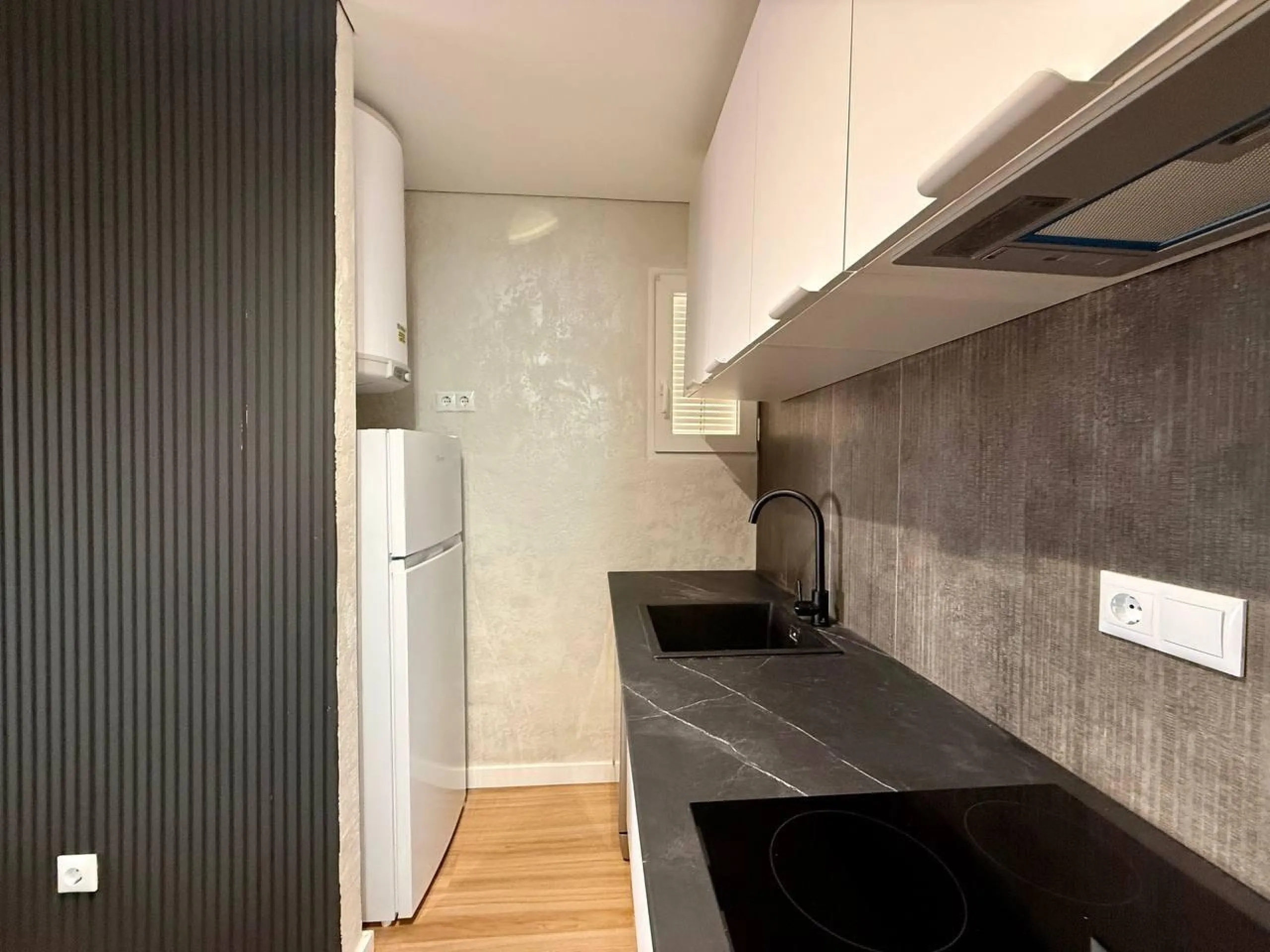 Exclusive Renovated Apartment with 2 Bedrooms, 1 Bathroom, and Pool, 250 m. from the Beach