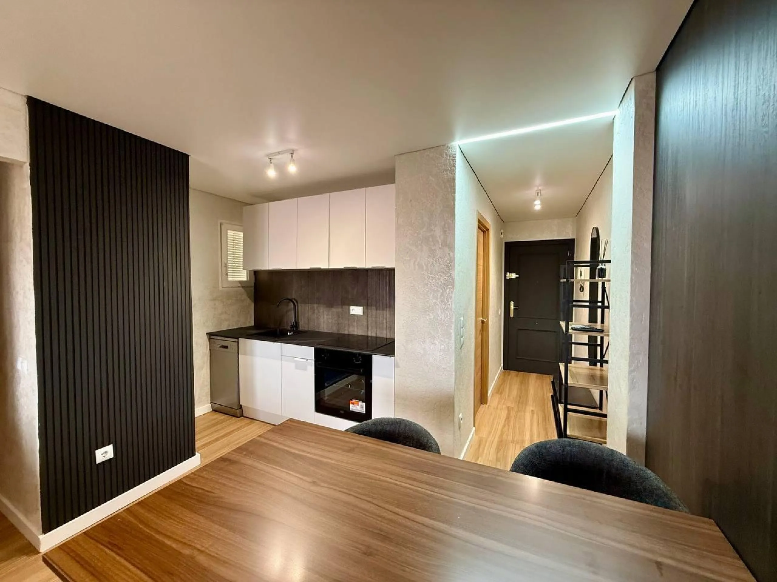 Exclusive Renovated Apartment with 2 Bedrooms, 1 Bathroom, and Pool, 250 m. from the Beach