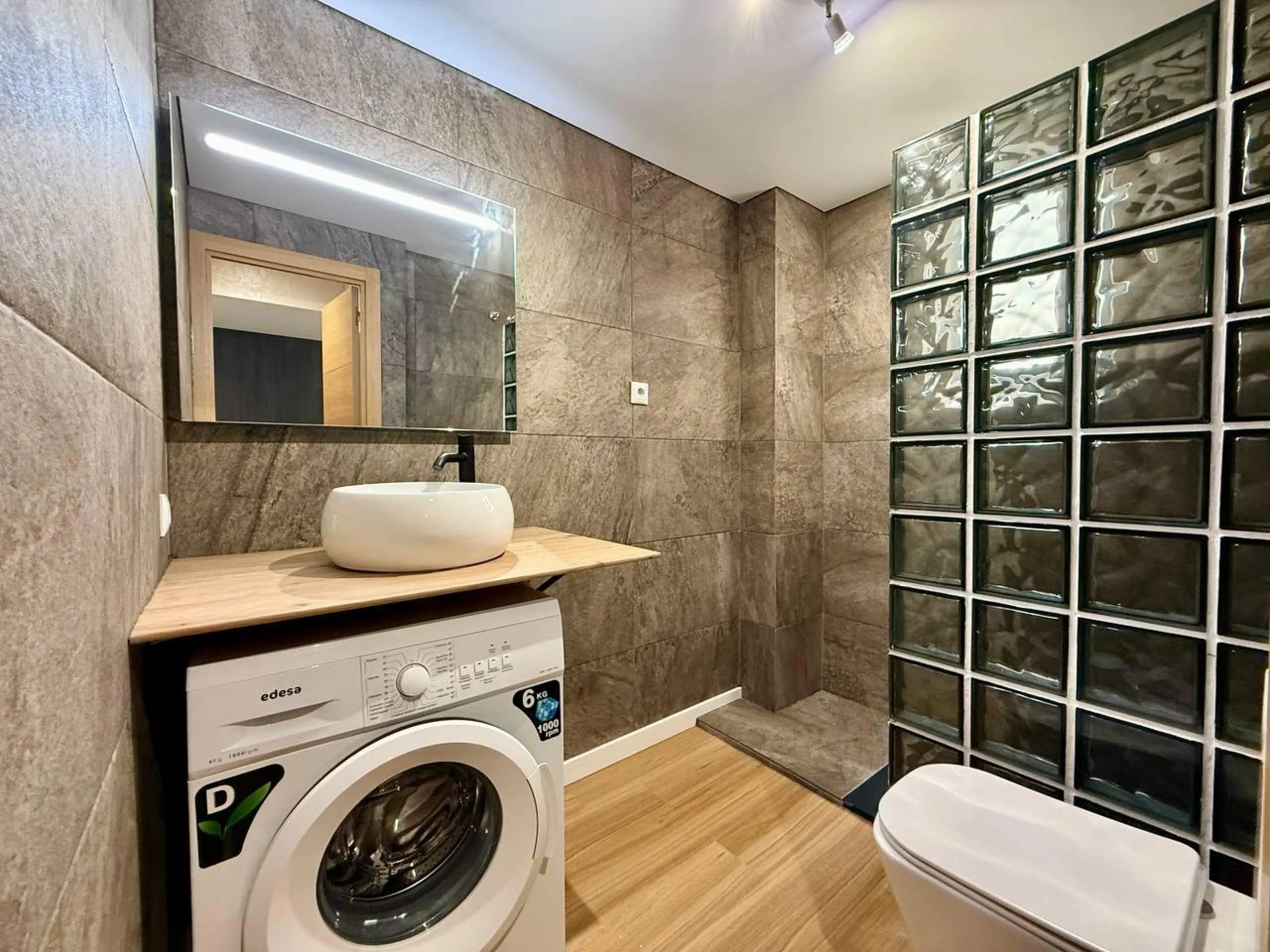 Exclusive Renovated Apartment with 2 Bedrooms, 1 Bathroom, and Pool, 250 m. from the Beach