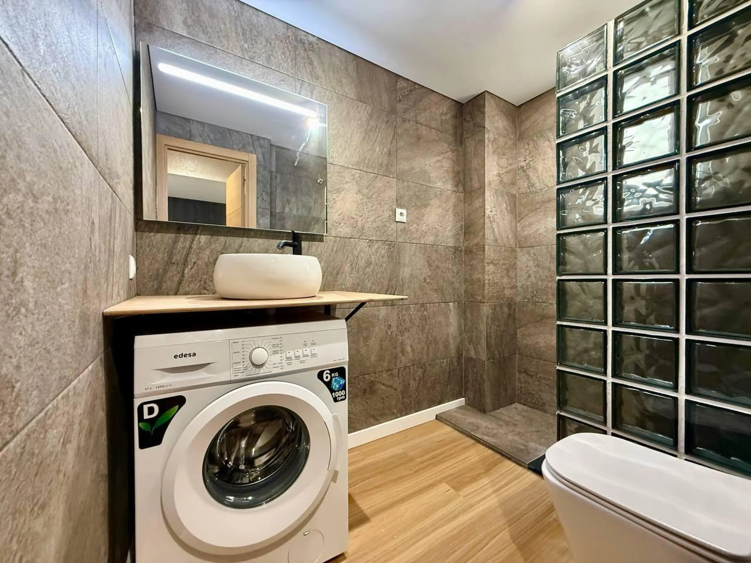 Exclusive Renovated Apartment with 2 Bedrooms, 1 Bathroom, and Pool, 250 m. from the Beach