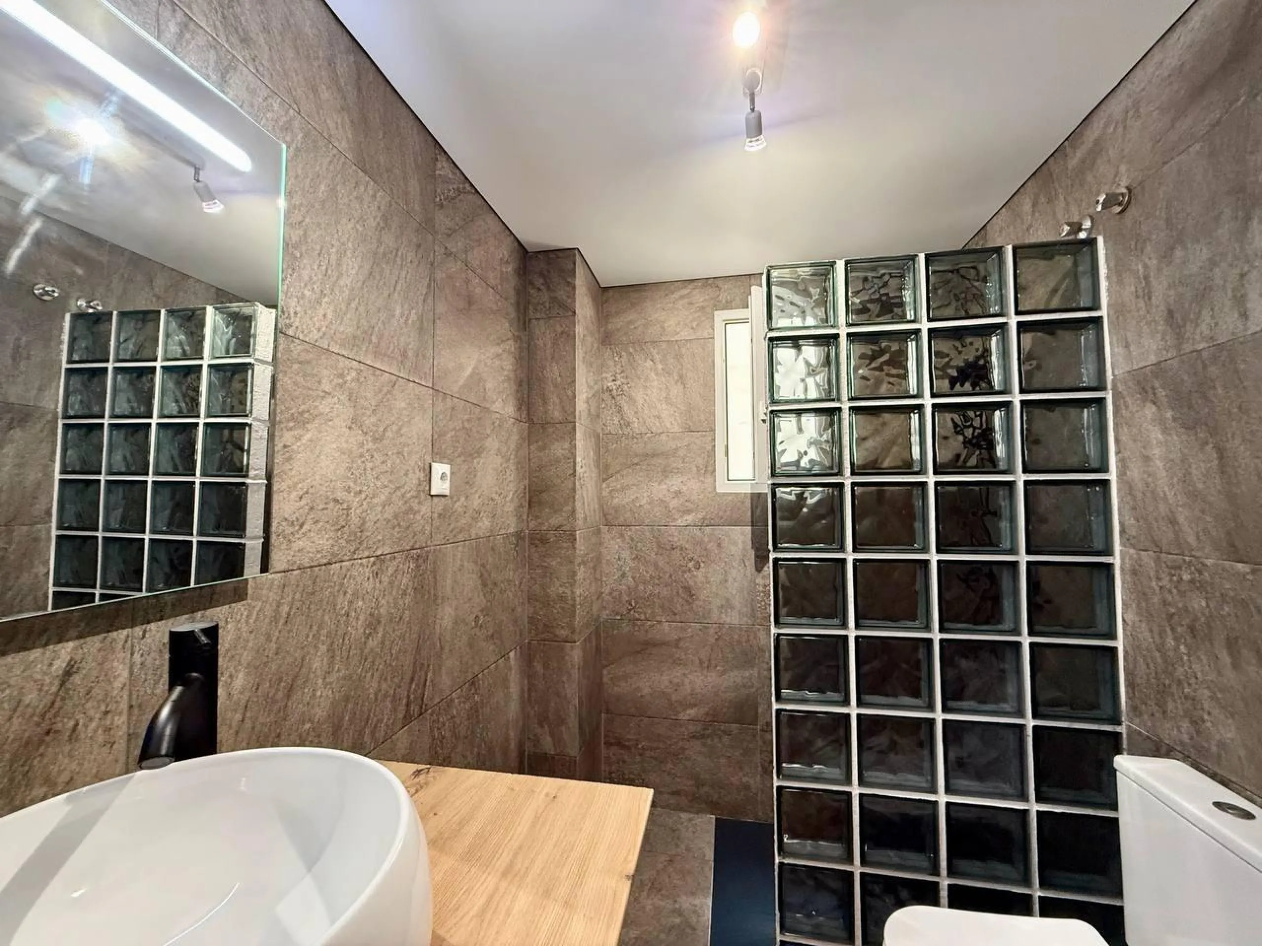 Exclusive Renovated Apartment with 2 Bedrooms, 1 Bathroom, and Pool, 250 m. from the Beach