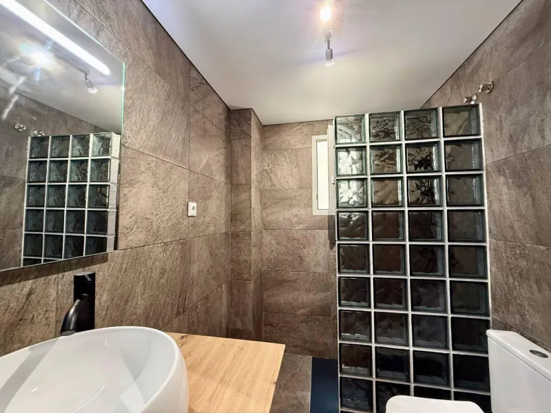 Exclusive Renovated Apartment with 2 Bedrooms, 1 Bathroom, and Pool, 250 m. from the Beach