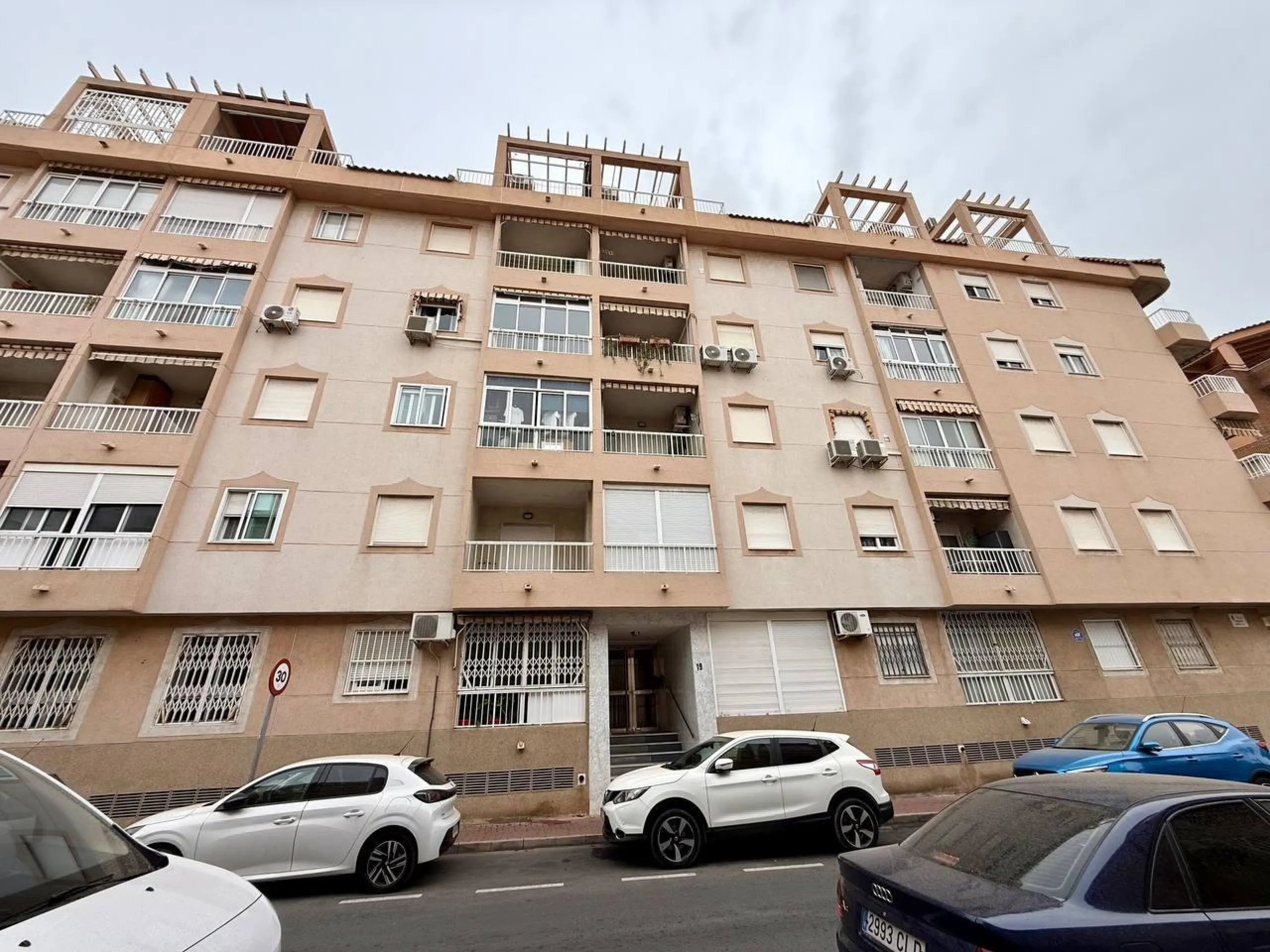 Exclusive Renovated Apartment with 2 Bedrooms, 1 Bathroom, and Pool, 250 m. from the Beach