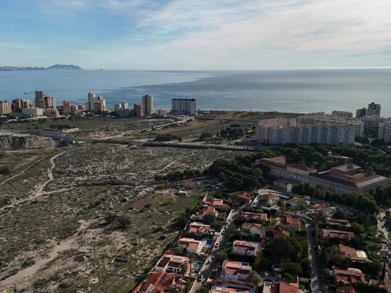 Chalet independiente en El Campello, a pocos minutos del mar 🌊