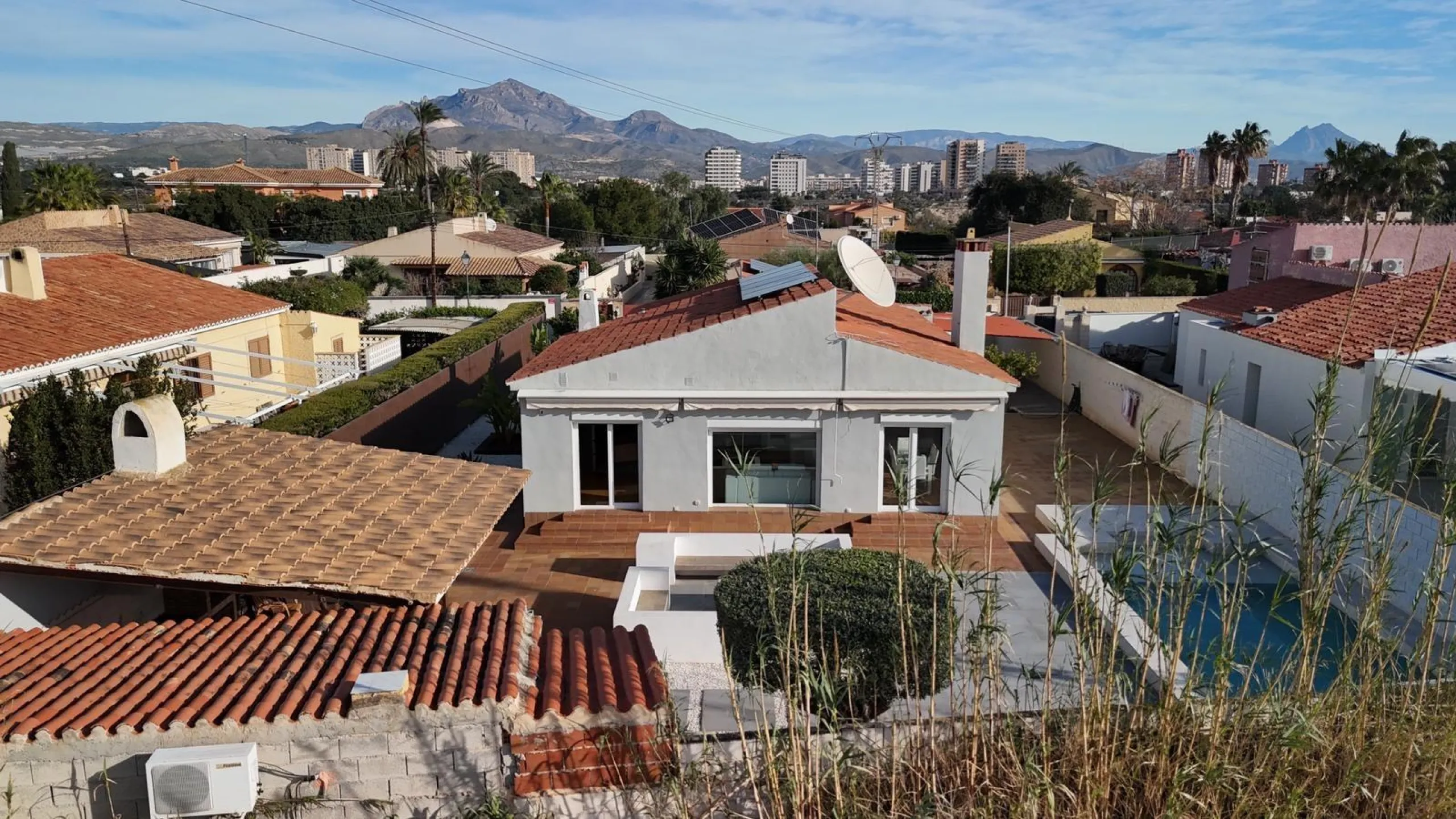 Chalet independiente en El Campello, a pocos minutos del mar 🌊