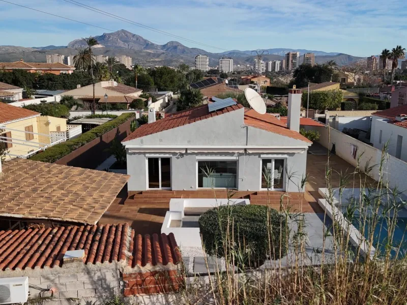 Chalet independiente en El Campello, a pocos minutos del mar 🌊