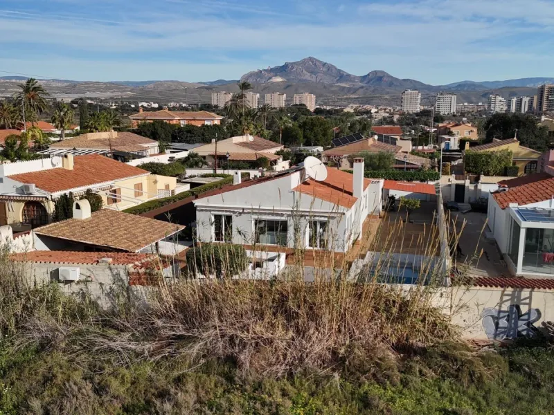 Chalet independiente en El Campello, a pocos minutos del mar 🌊