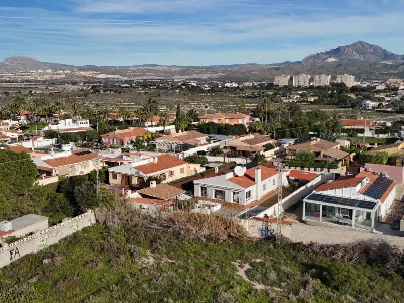 Chalet independiente en El Campello, a pocos minutos del mar 🌊