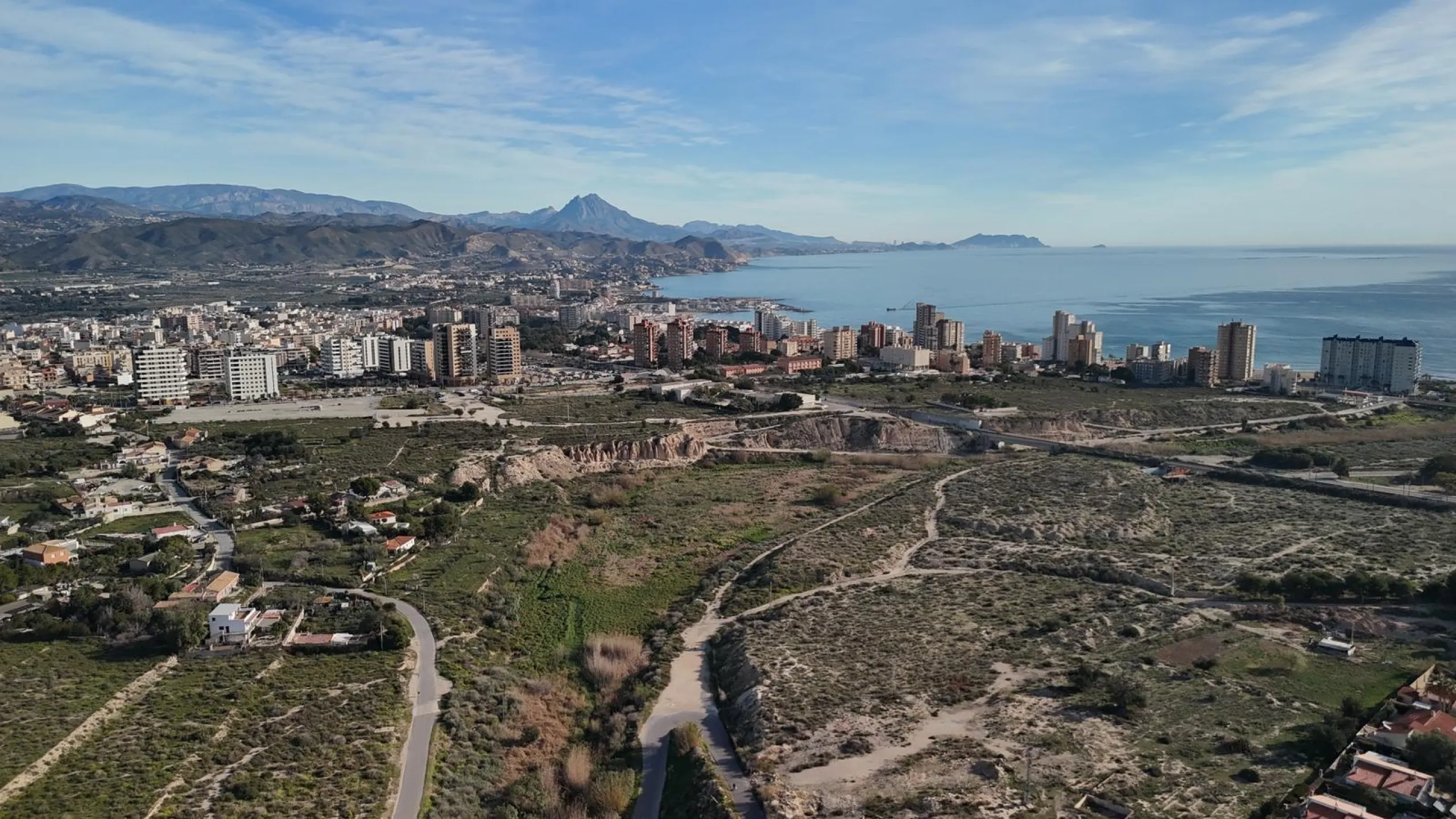 Chalet independiente en El Campello, a pocos minutos del mar 🌊