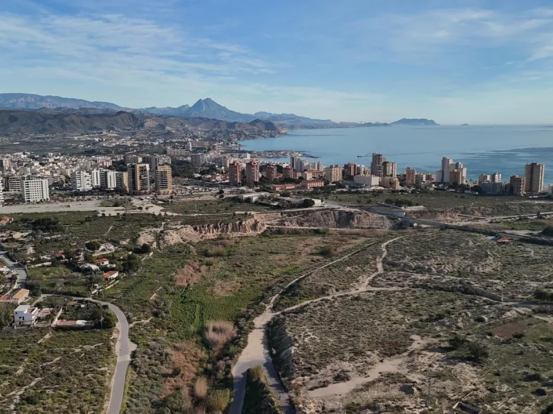 Chalet independiente en El Campello, a pocos minutos del mar 🌊