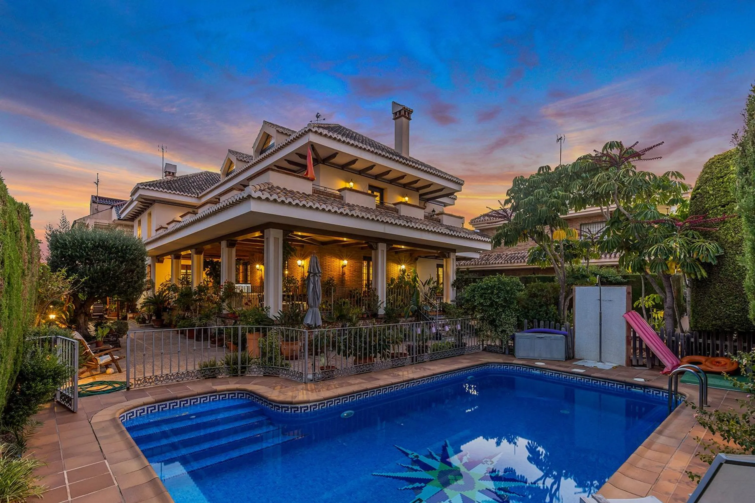 LUXURY VILLA WITH PRIVATE POOL. 6 BEDROOMS. 6 BATHROOMS. LIVING AREA 728 M2. PLOT OF 700 M2.