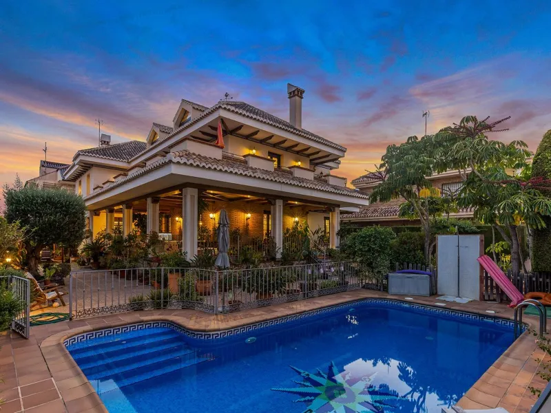 LUXURY VILLA WITH PRIVATE POOL. 6 BEDROOMS. 6 BATHROOMS. LIVING AREA 728 M2. PLOT OF 700 M2.