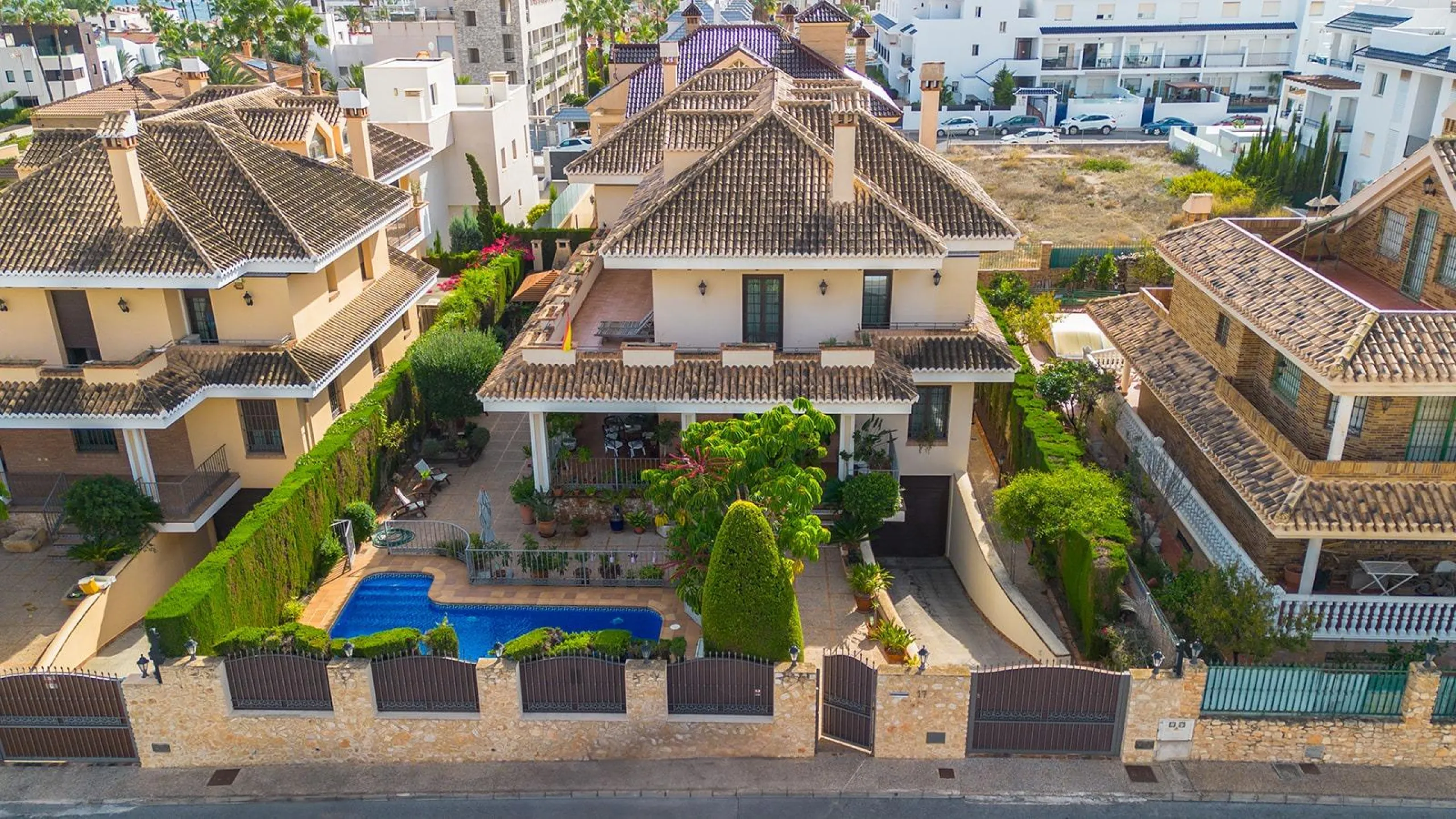 LUXURY VILLA WITH PRIVATE POOL. 6 BEDROOMS. 6 BATHROOMS. LIVING AREA 728 M2. PLOT OF 700 M2.