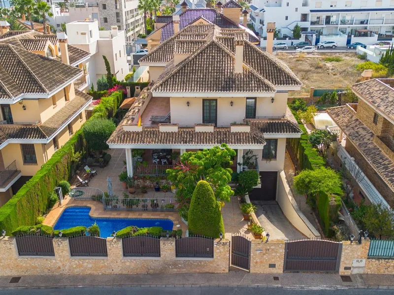 LUXURY VILLA WITH PRIVATE POOL. 6 BEDROOMS. 6 BATHROOMS. LIVING AREA 728 M2. PLOT OF 700 M2.