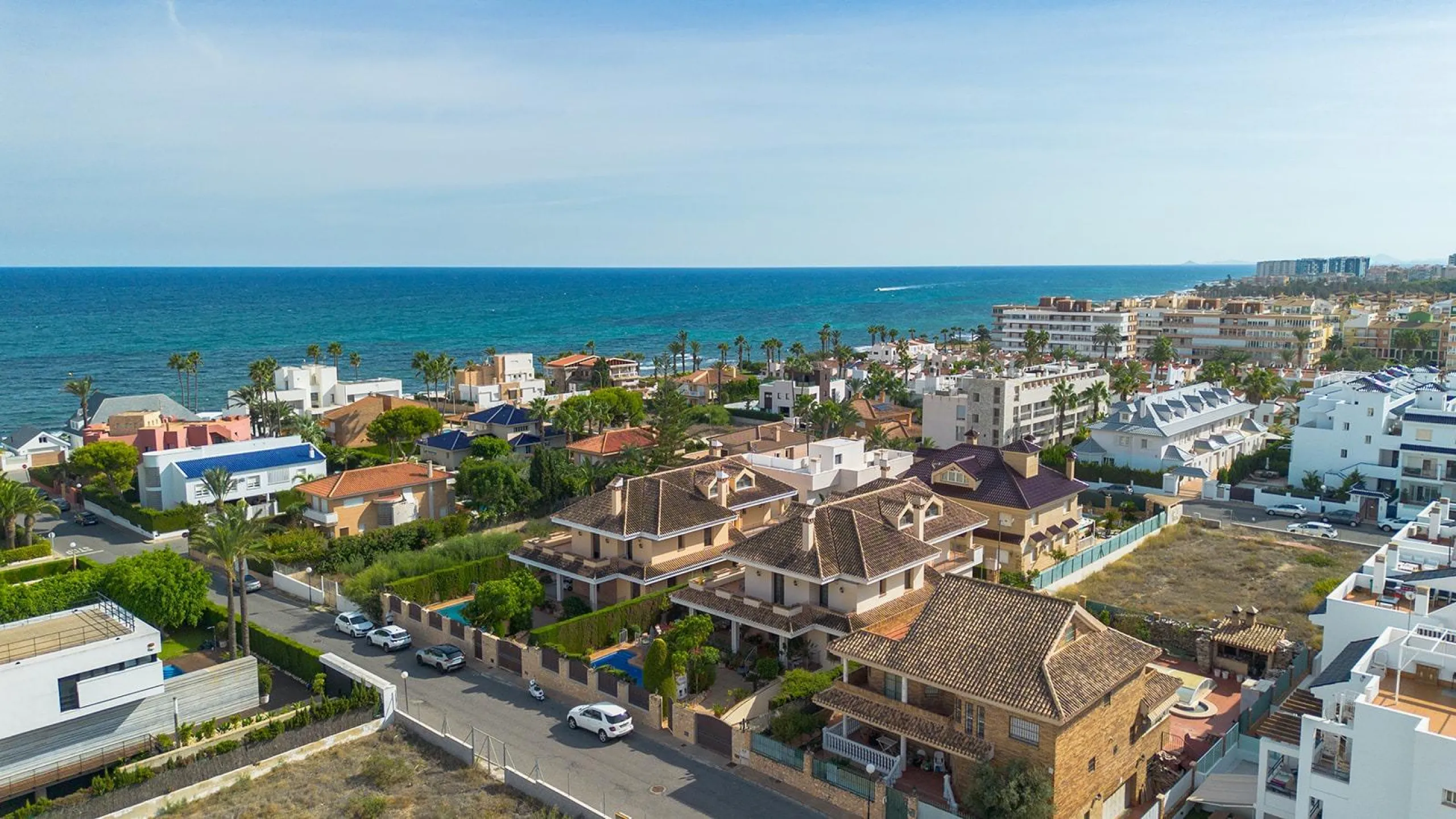 LUXURY VILLA WITH PRIVATE POOL. 6 BEDROOMS. 6 BATHROOMS. LIVING AREA 728 M2. PLOT OF 700 M2.