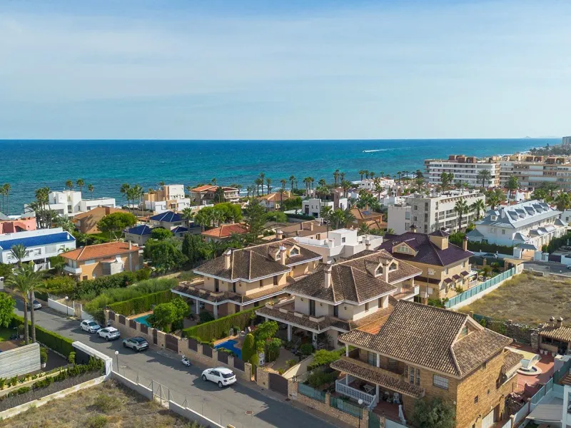 LUXURY VILLA WITH PRIVATE POOL. 6 BEDROOMS. 6 BATHROOMS. LIVING AREA 728 M2. PLOT OF 700 M2.