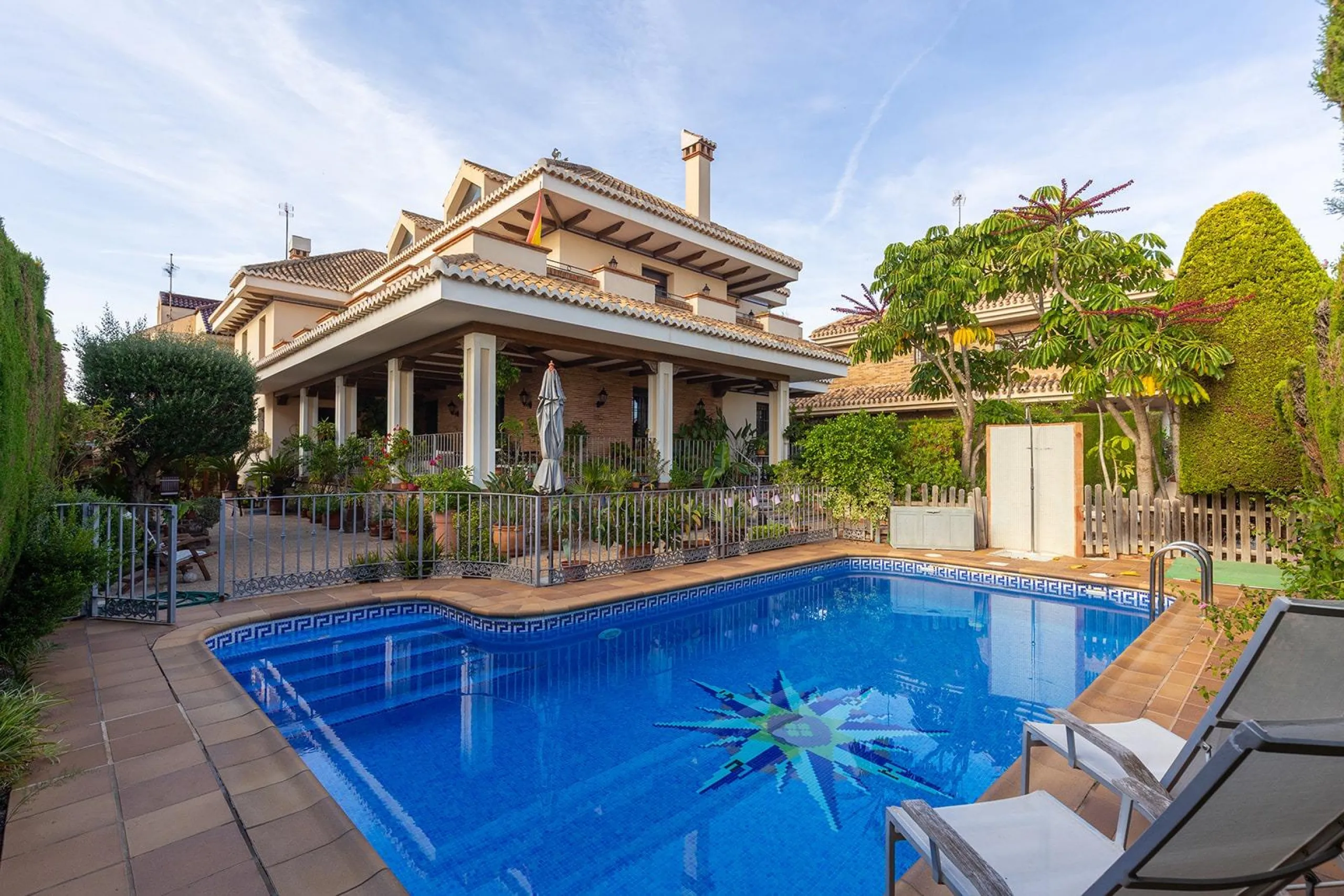 LUXURY VILLA WITH PRIVATE POOL. 6 BEDROOMS. 6 BATHROOMS. LIVING AREA 728 M2. PLOT OF 700 M2.