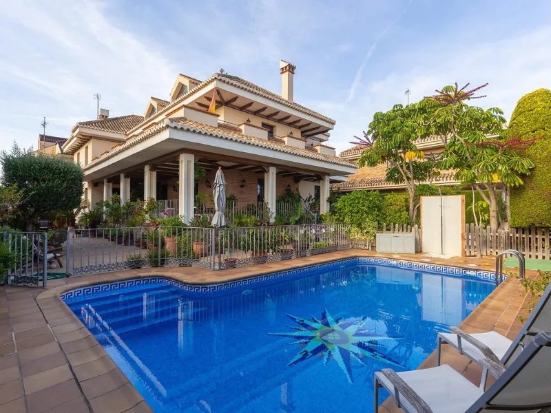 LUXURY VILLA WITH PRIVATE POOL. 6 BEDROOMS. 6 BATHROOMS. LIVING AREA 728 M2. PLOT OF 700 M2.