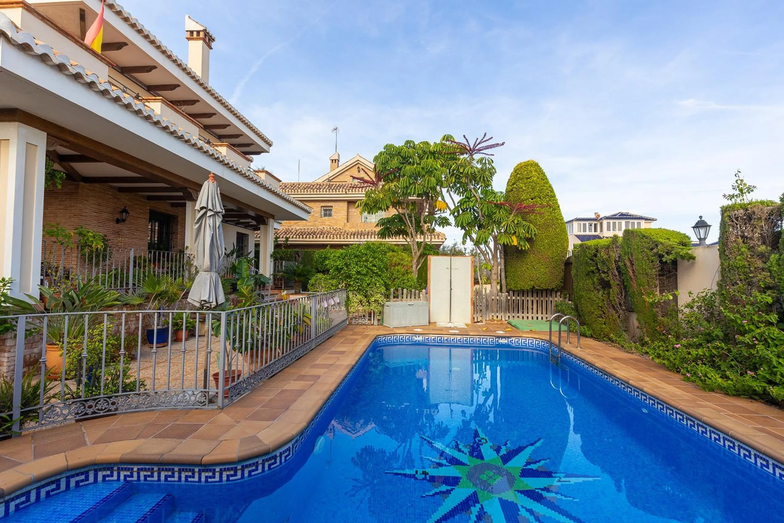 LUXURY VILLA WITH PRIVATE POOL. 6 BEDROOMS. 6 BATHROOMS. LIVING AREA 728 M2. PLOT OF 700 M2.