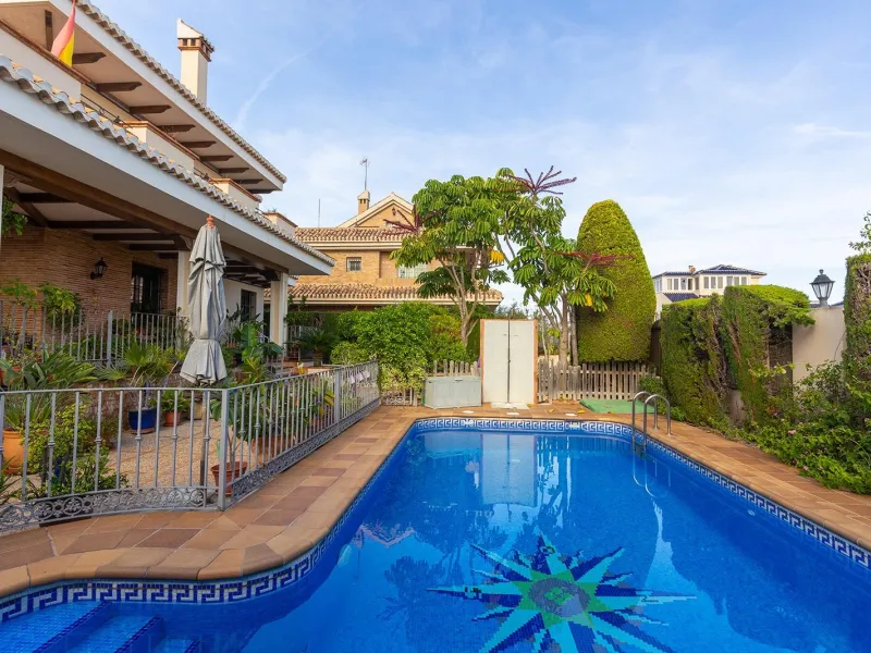 LUXURY VILLA WITH PRIVATE POOL. 6 BEDROOMS. 6 BATHROOMS. LIVING AREA 728 M2. PLOT OF 700 M2.