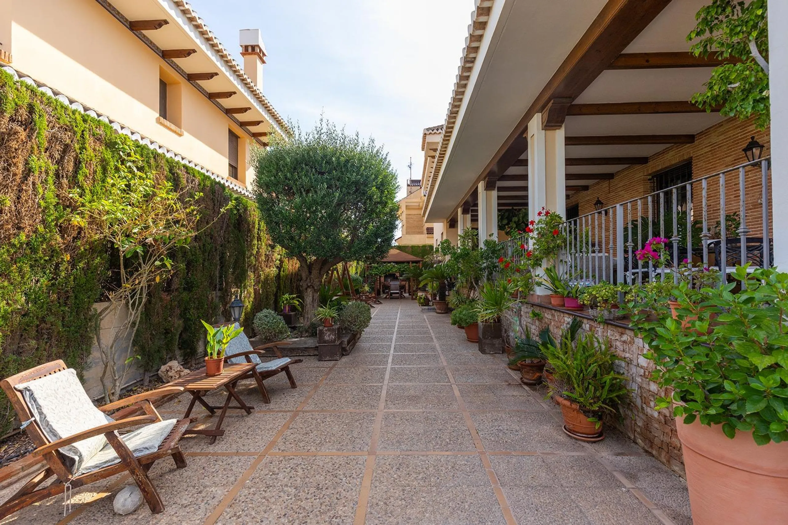 LUXURY VILLA WITH PRIVATE POOL. 6 BEDROOMS. 6 BATHROOMS. LIVING AREA 728 M2. PLOT OF 700 M2.
