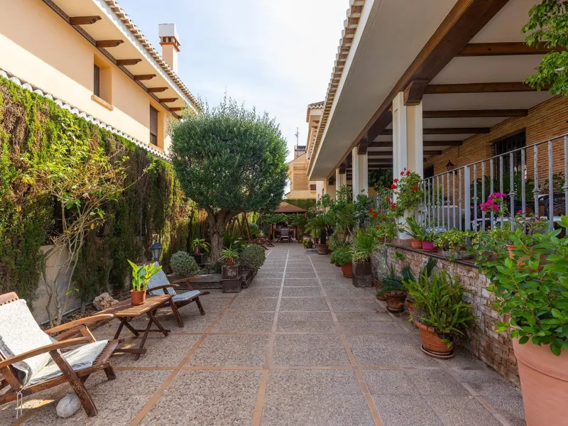 LUXURY VILLA WITH PRIVATE POOL. 6 BEDROOMS. 6 BATHROOMS. LIVING AREA 728 M2. PLOT OF 700 M2.