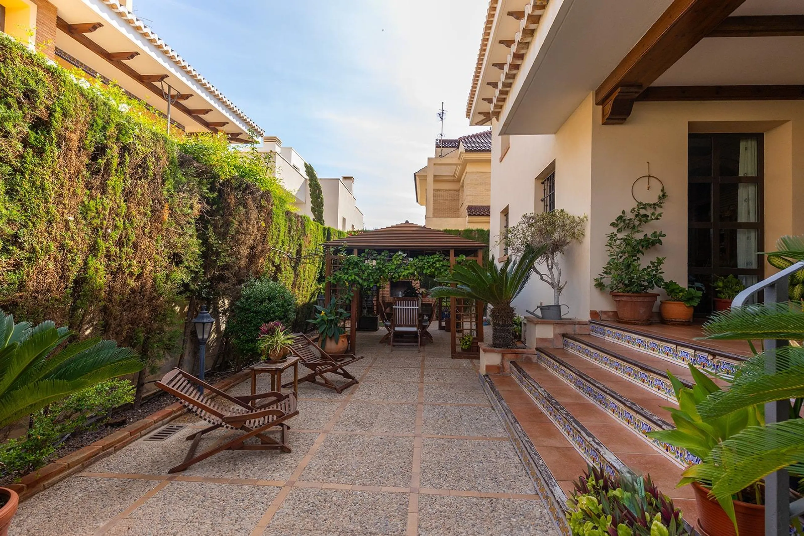 LUXURY VILLA WITH PRIVATE POOL. 6 BEDROOMS. 6 BATHROOMS. LIVING AREA 728 M2. PLOT OF 700 M2.