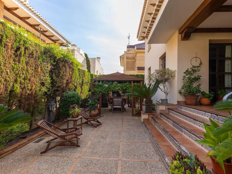 LUXURY VILLA WITH PRIVATE POOL. 6 BEDROOMS. 6 BATHROOMS. LIVING AREA 728 M2. PLOT OF 700 M2.