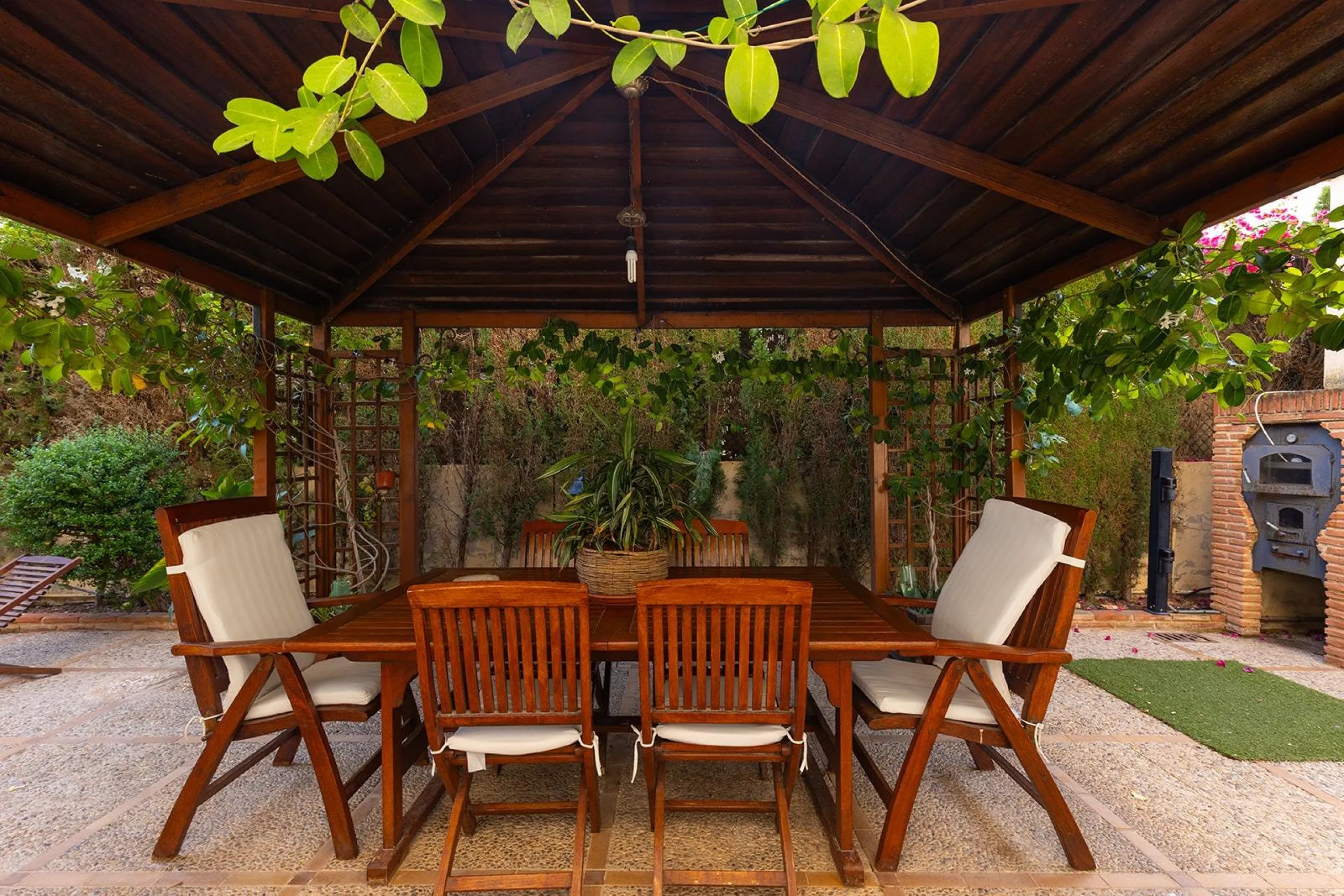 LUXURY VILLA WITH PRIVATE POOL. 6 BEDROOMS. 6 BATHROOMS. LIVING AREA 728 M2. PLOT OF 700 M2.