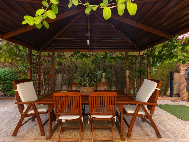 LUXURY VILLA WITH PRIVATE POOL. 6 BEDROOMS. 6 BATHROOMS. LIVING AREA 728 M2. PLOT OF 700 M2.