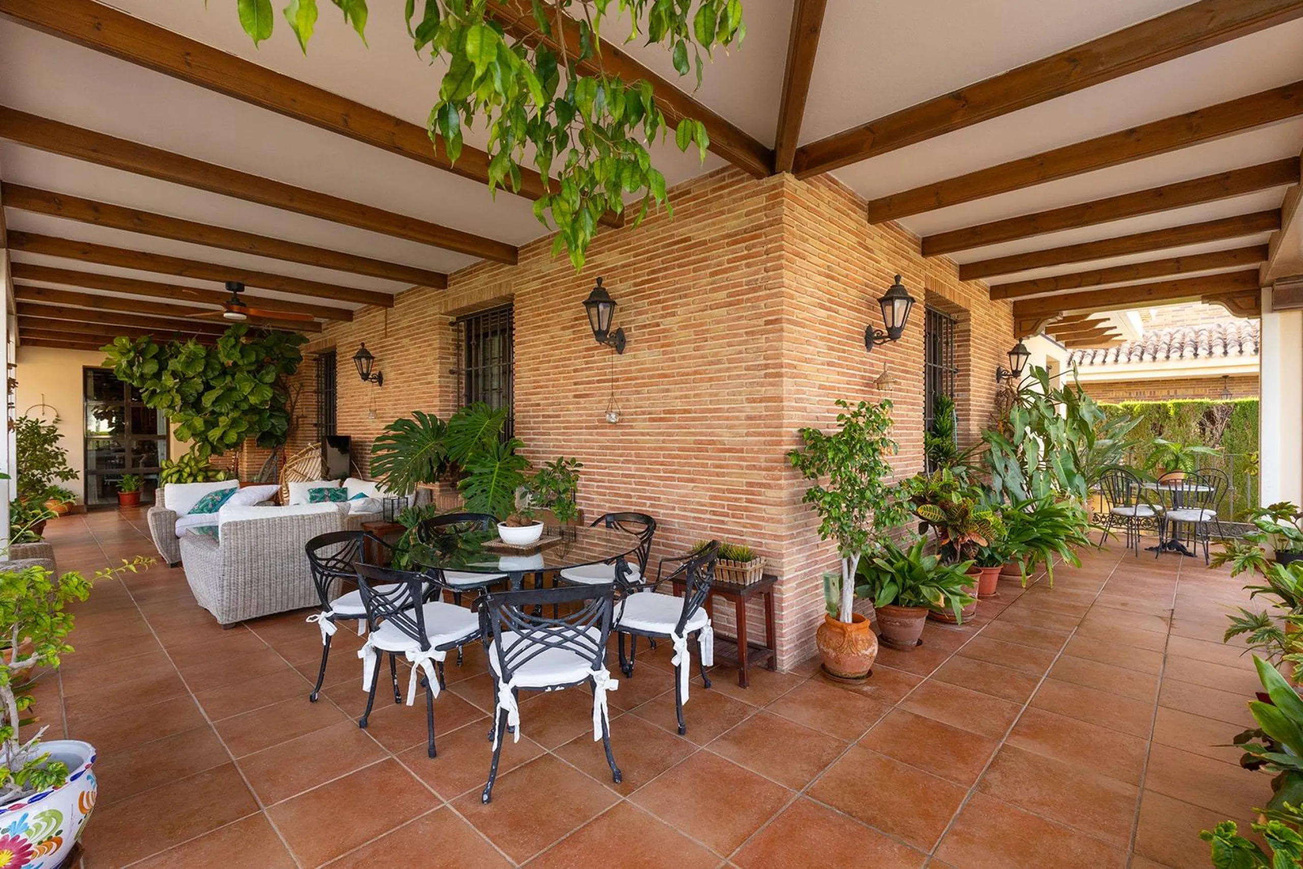 LUXURY VILLA WITH PRIVATE POOL. 6 BEDROOMS. 6 BATHROOMS. LIVING AREA 728 M2. PLOT OF 700 M2.