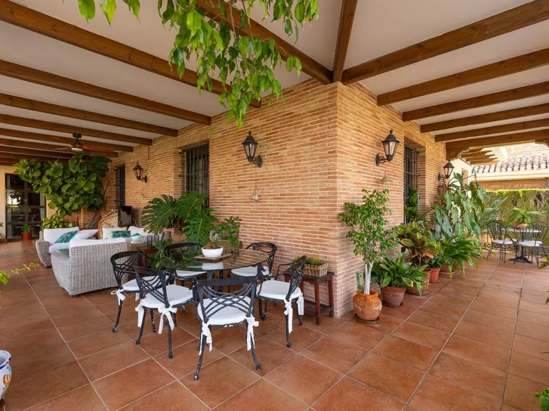LUXURY VILLA WITH PRIVATE POOL. 6 BEDROOMS. 6 BATHROOMS. LIVING AREA 728 M2. PLOT OF 700 M2.
